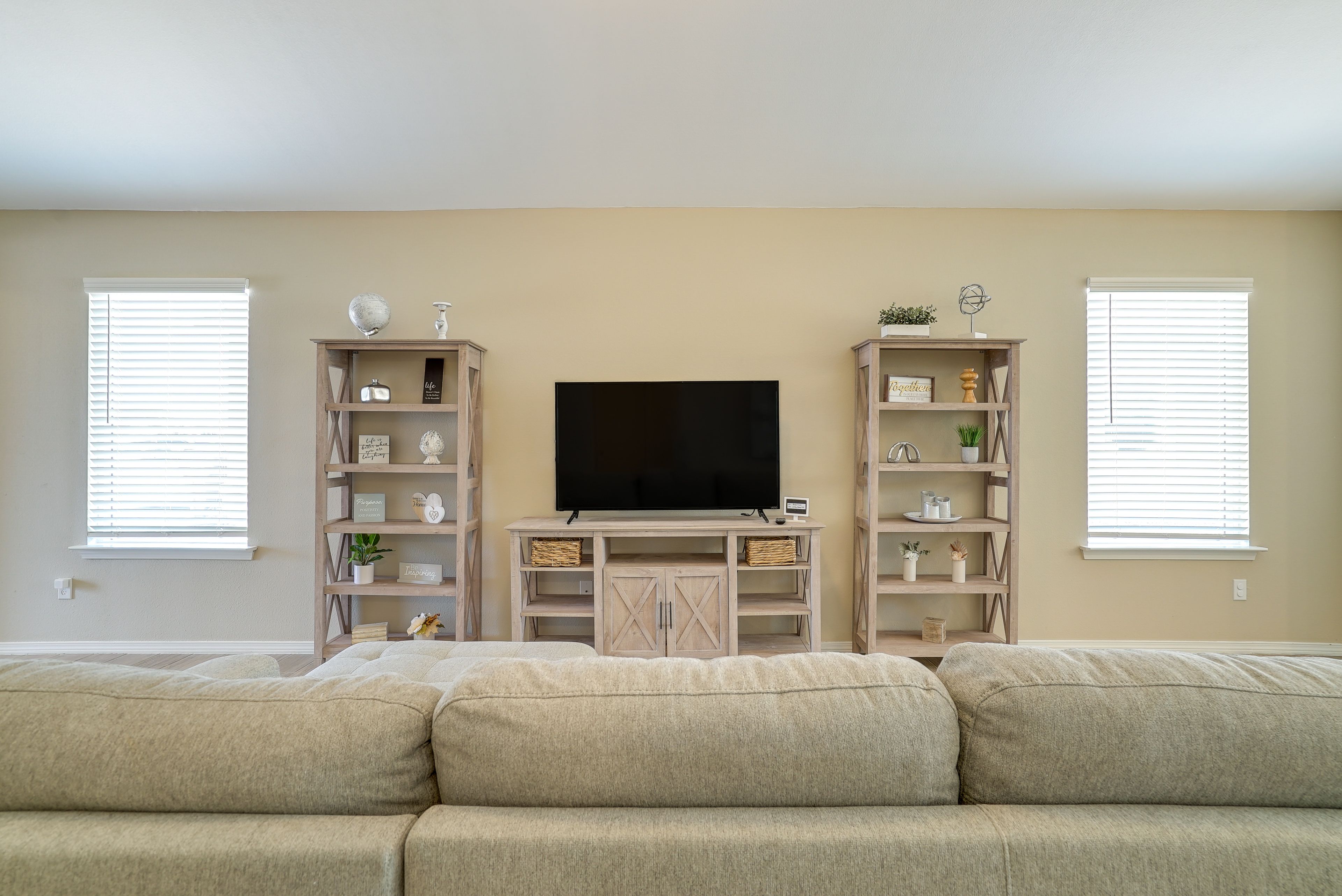 Living Room | Queen Sleeper Sofa | Smart TV | Free WiFi