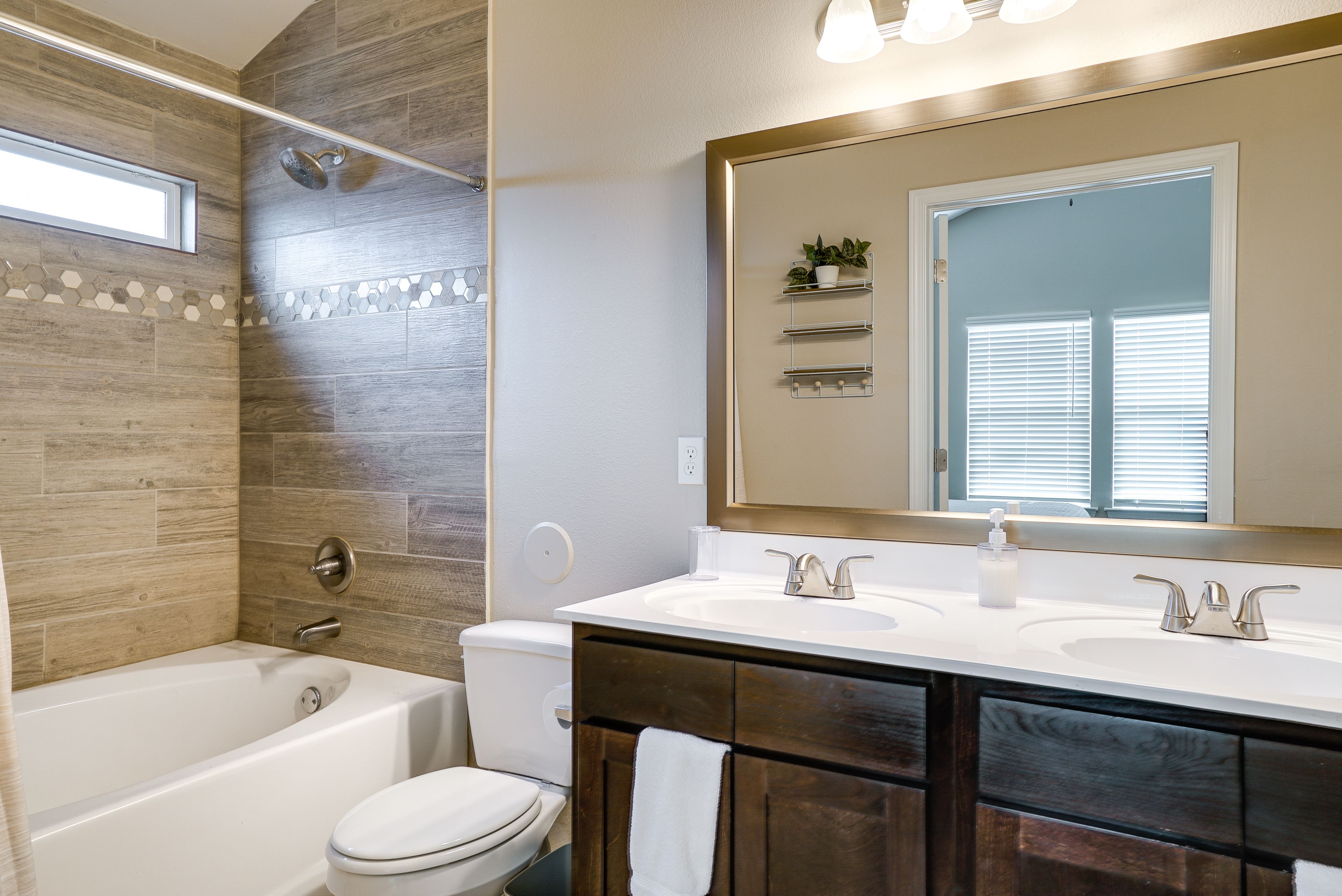 En-Suite Bathroom | Towels Provided | Complimentary Toiletries