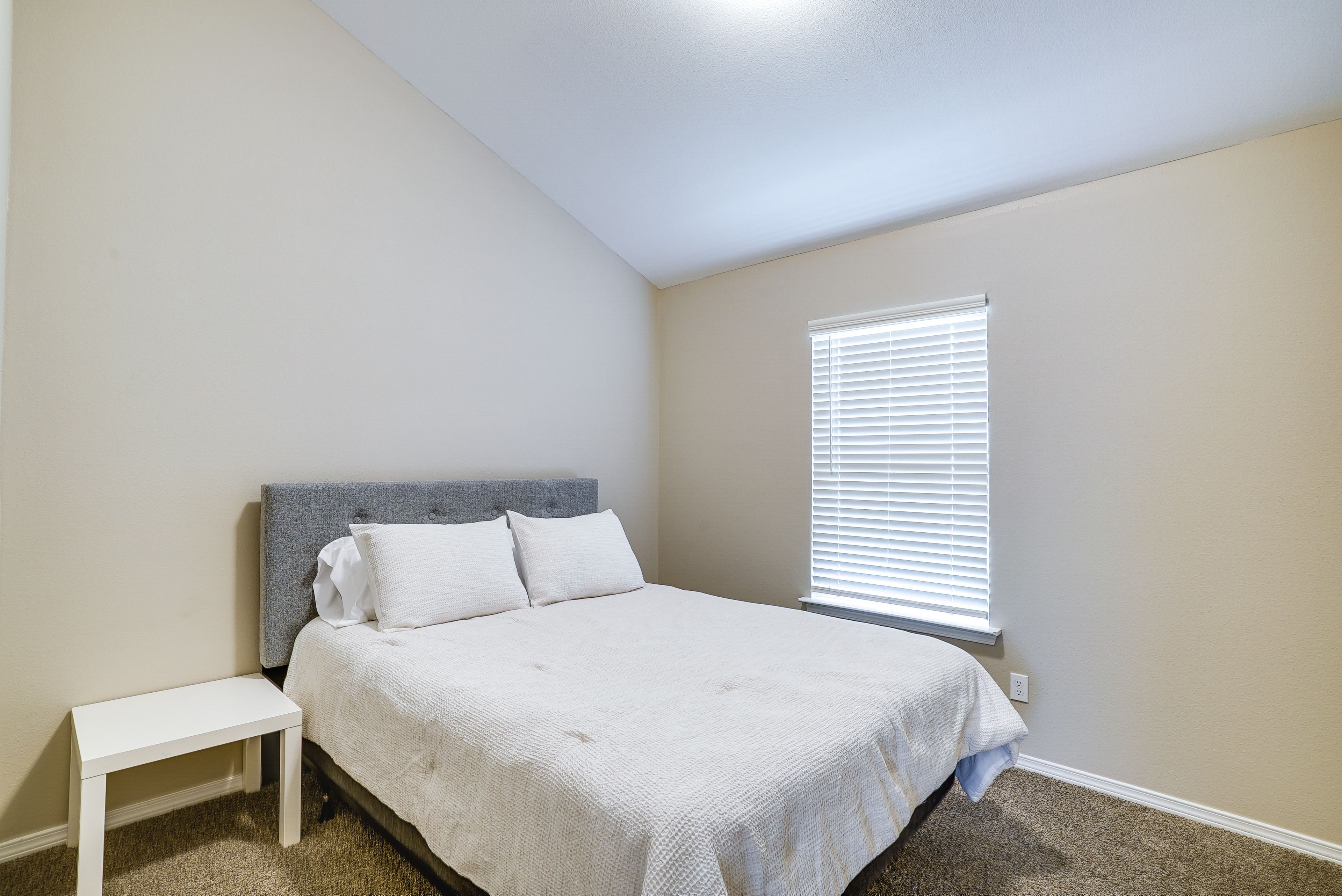 Bedroom 2 | Queen Bed