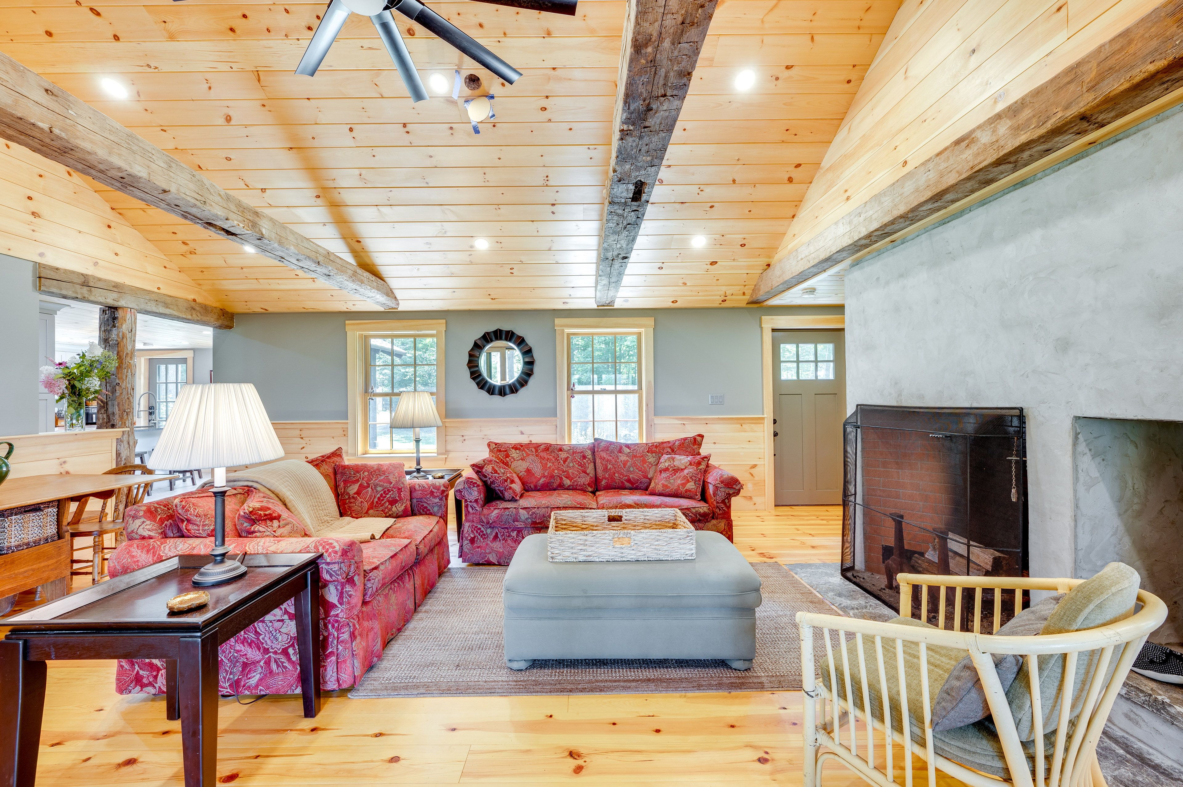 Living Room | Free WiFi | Smart TV | Central A/C & Heating
