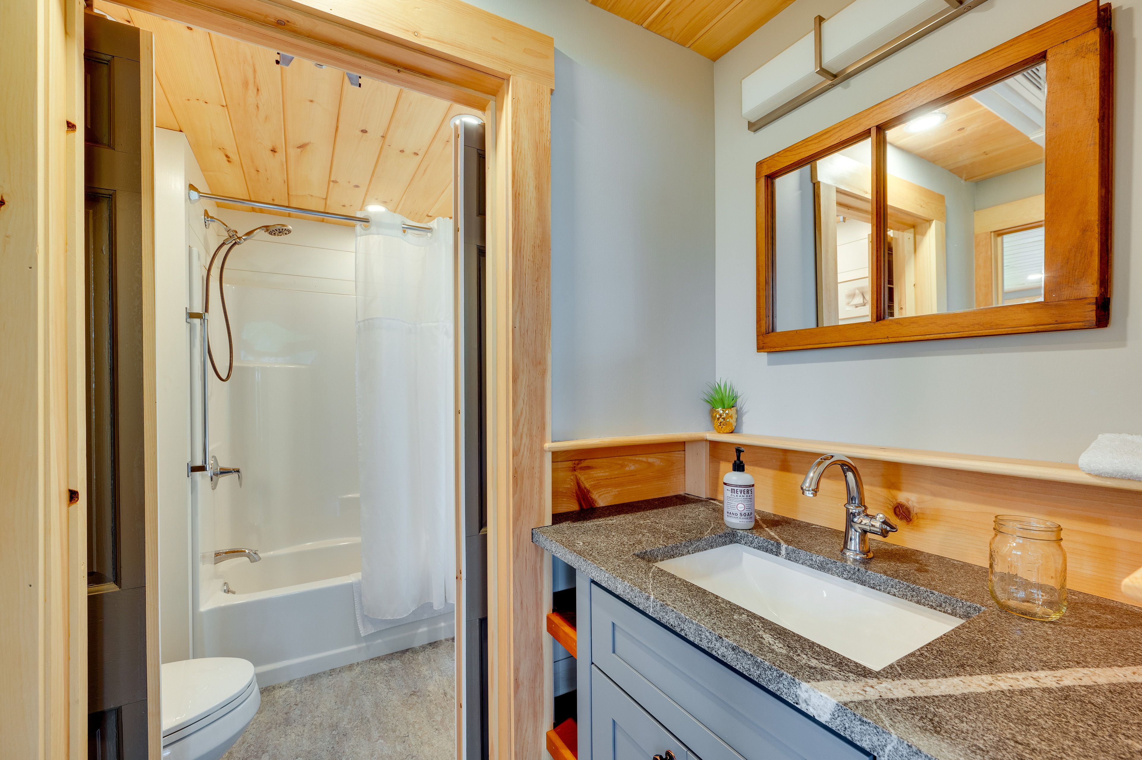Full Bath | Complimentary Toiletries | Towels Provided
