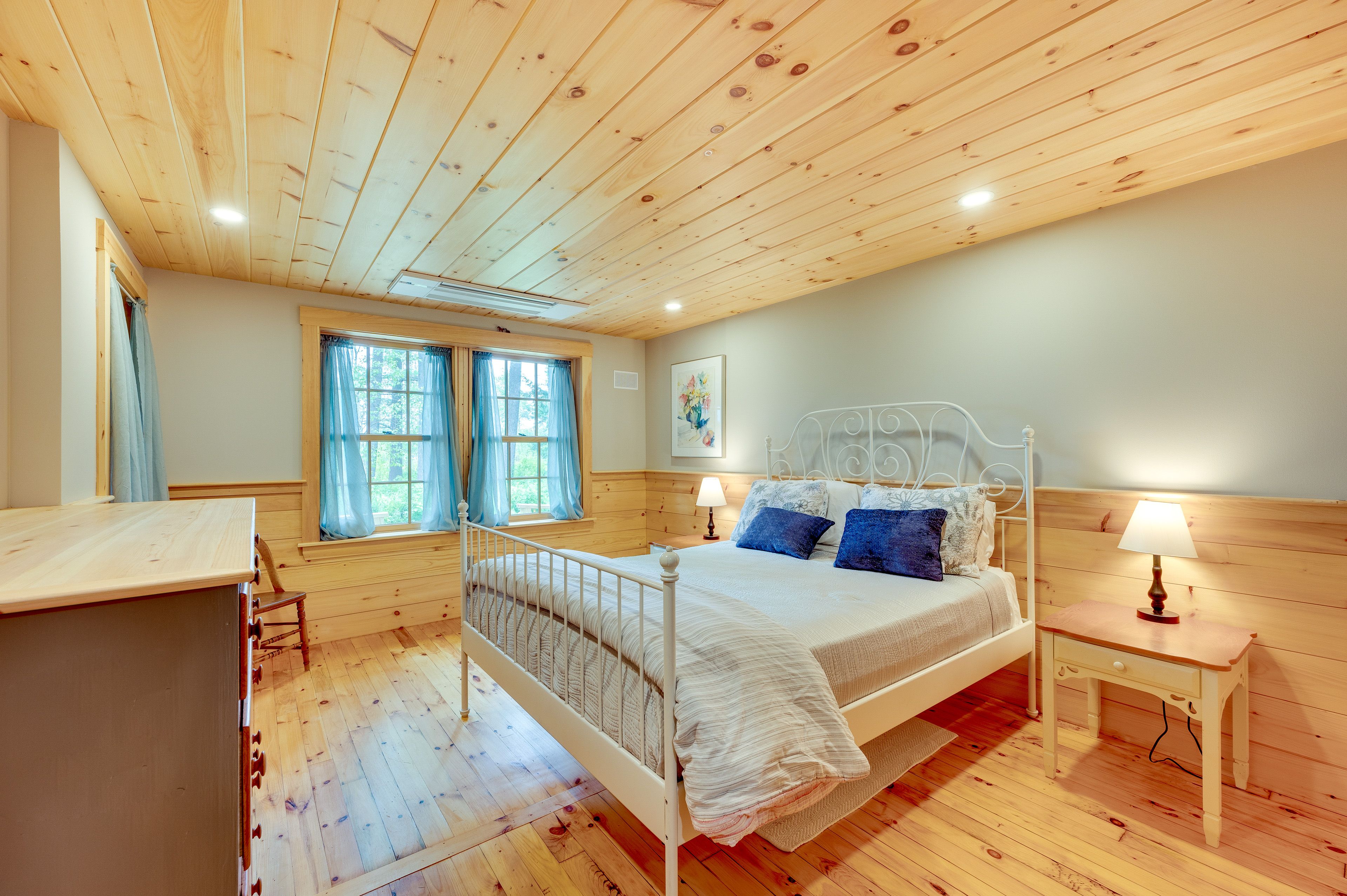 Bedroom 2 | Queen Bed