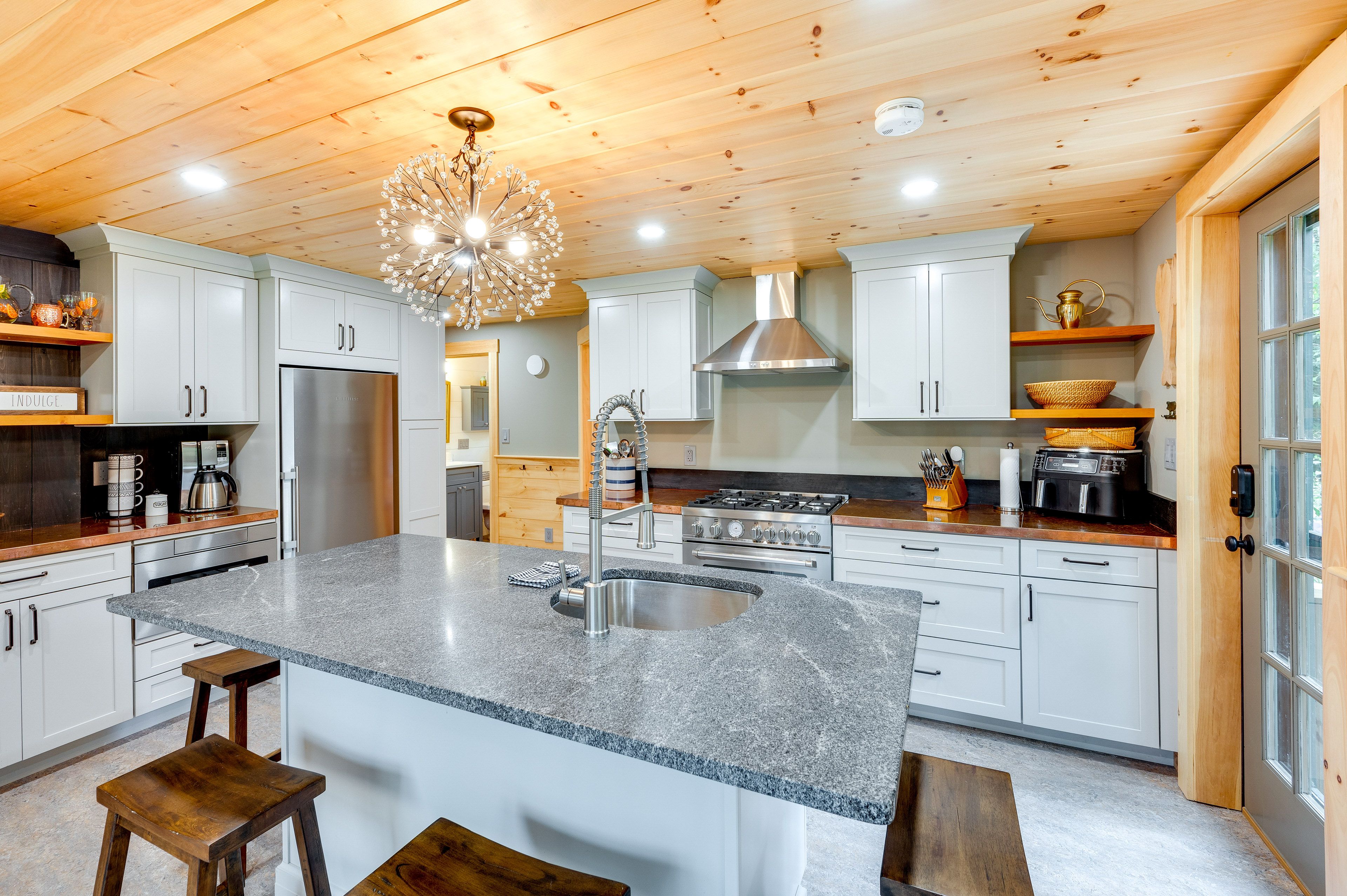 Kitchen | Cooking Basics | Coffee Maker | Trash Bags & Paper Towels Provided