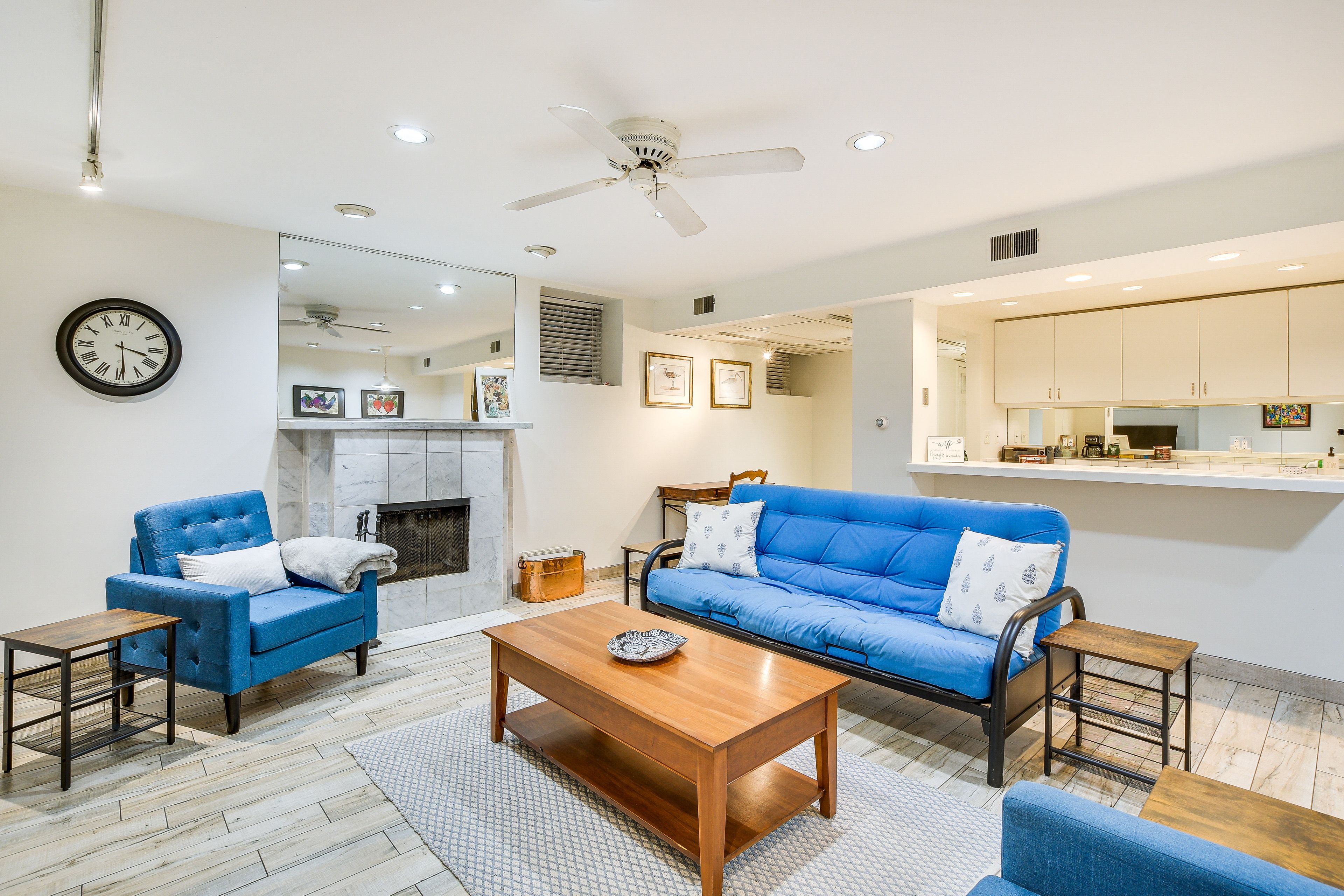 Chicago Vacation Rental | 1BR | 2BA | 850 Sq Ft | Stairs to Enter