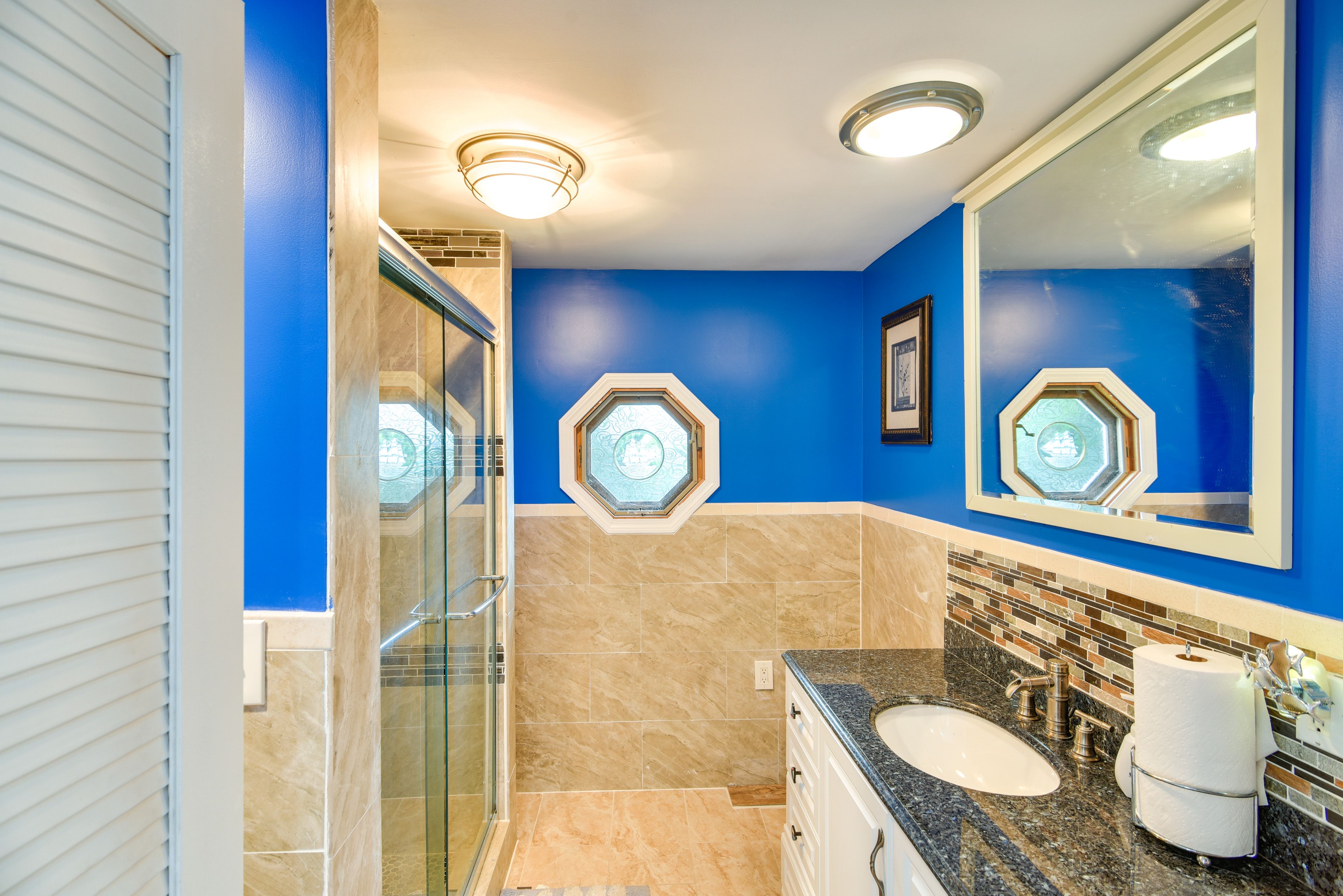 Full Bath | Towels Provided | Hair Dryer | Complimentary Toiletries