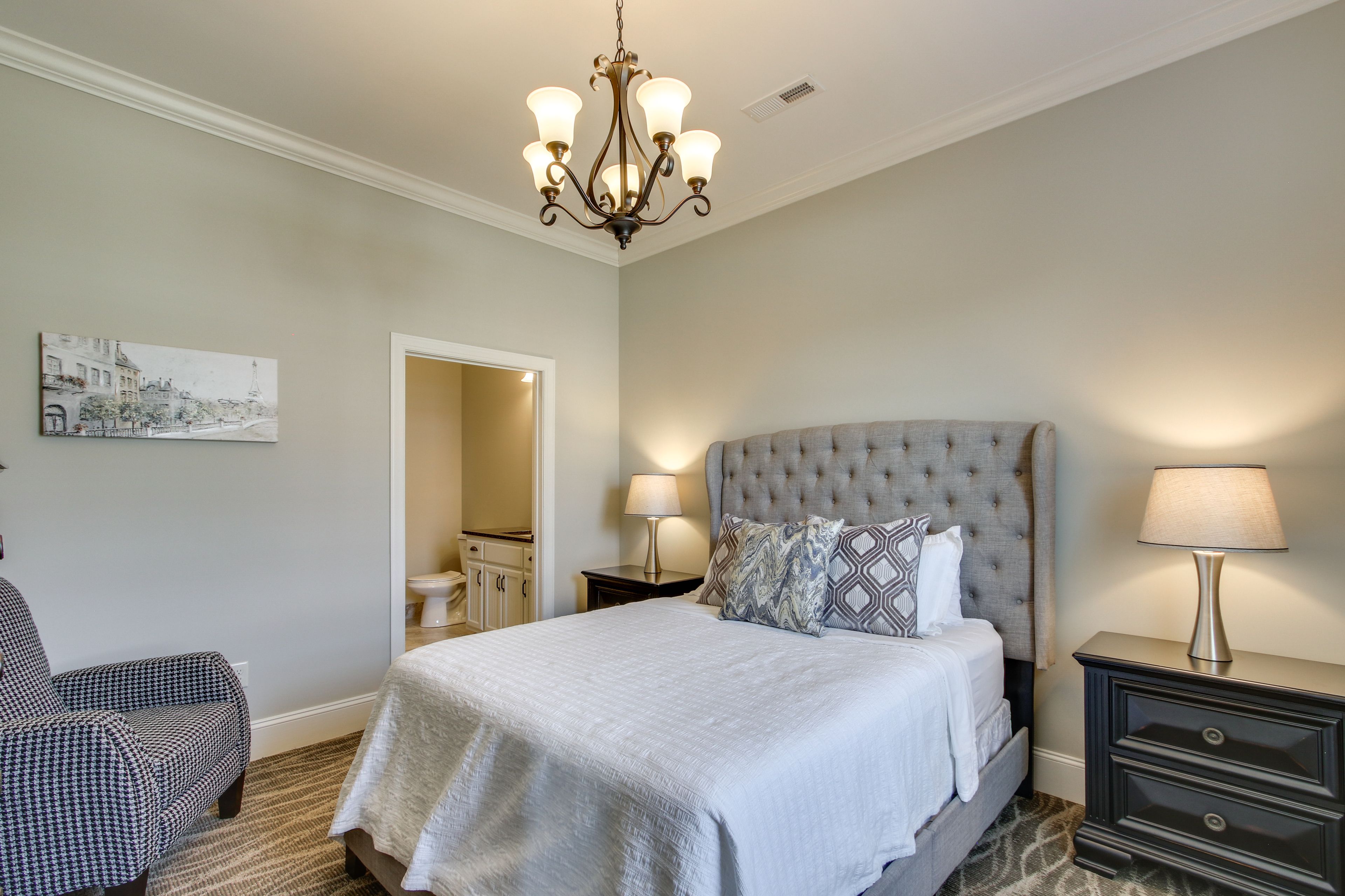 Bedroom | Queen Bed | Smart TV