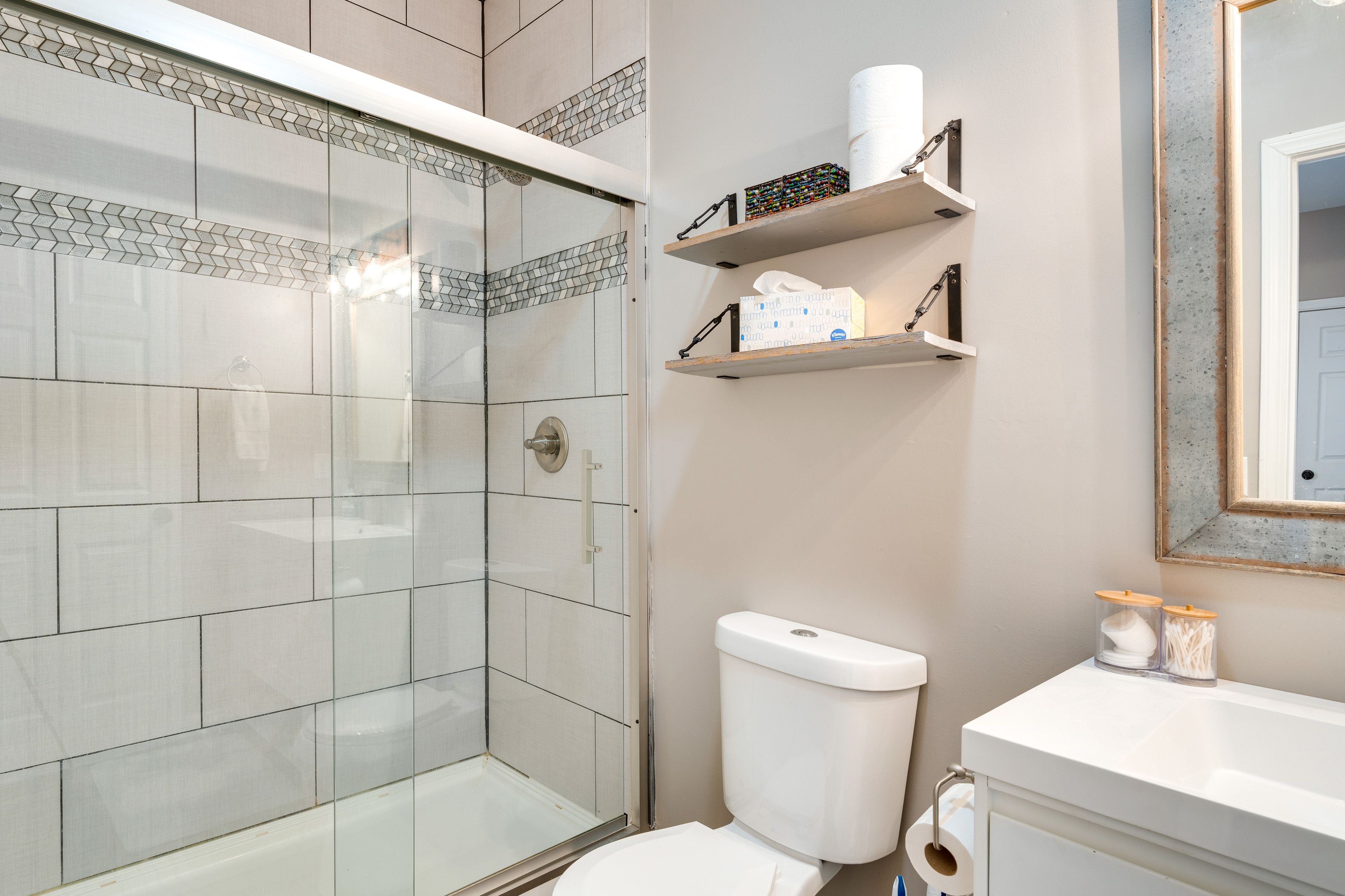 Full Bathroom | Towels Provided