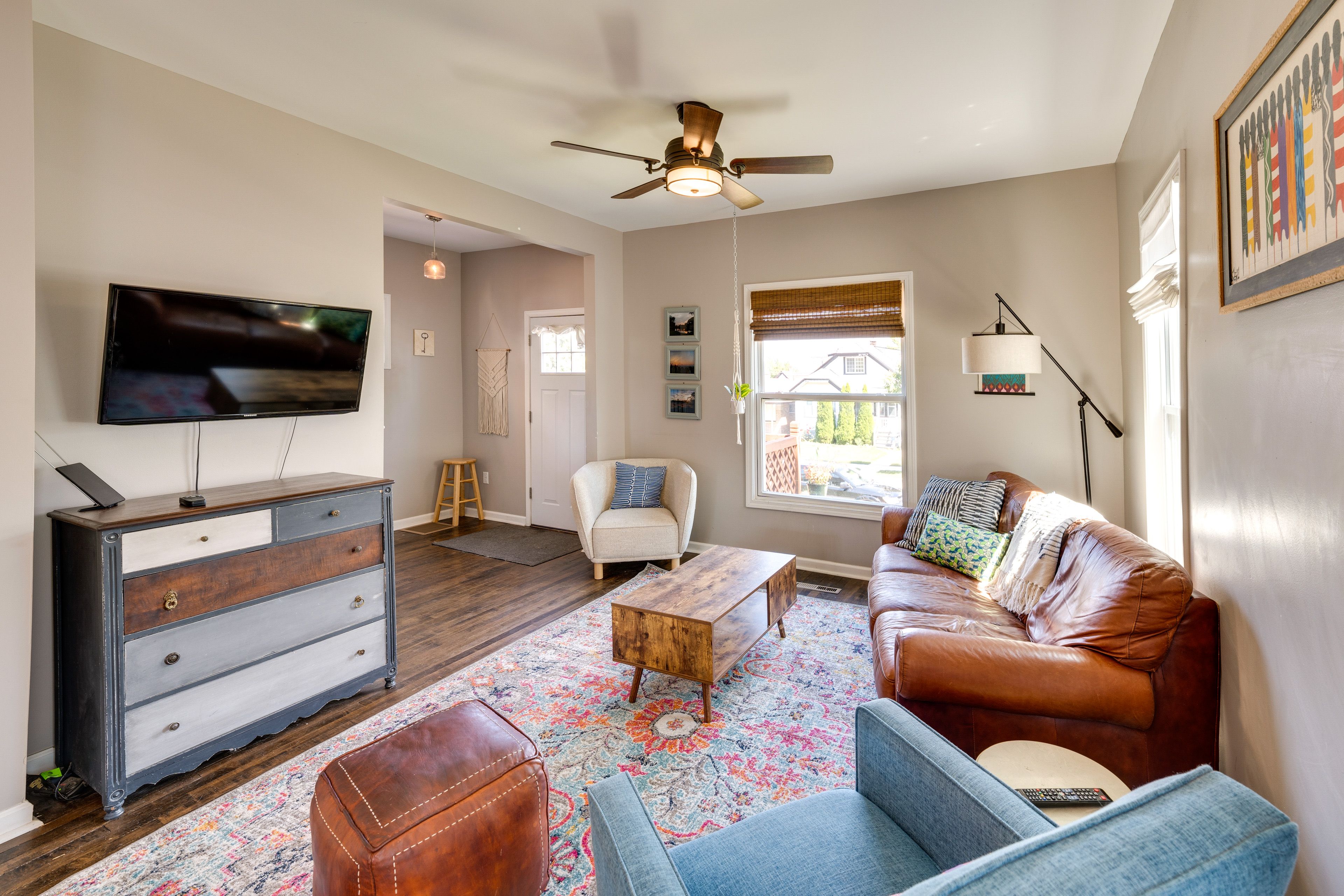 Living Room | Free WiFi | Flat-Screen TV | Central Air Conditioning/Heat