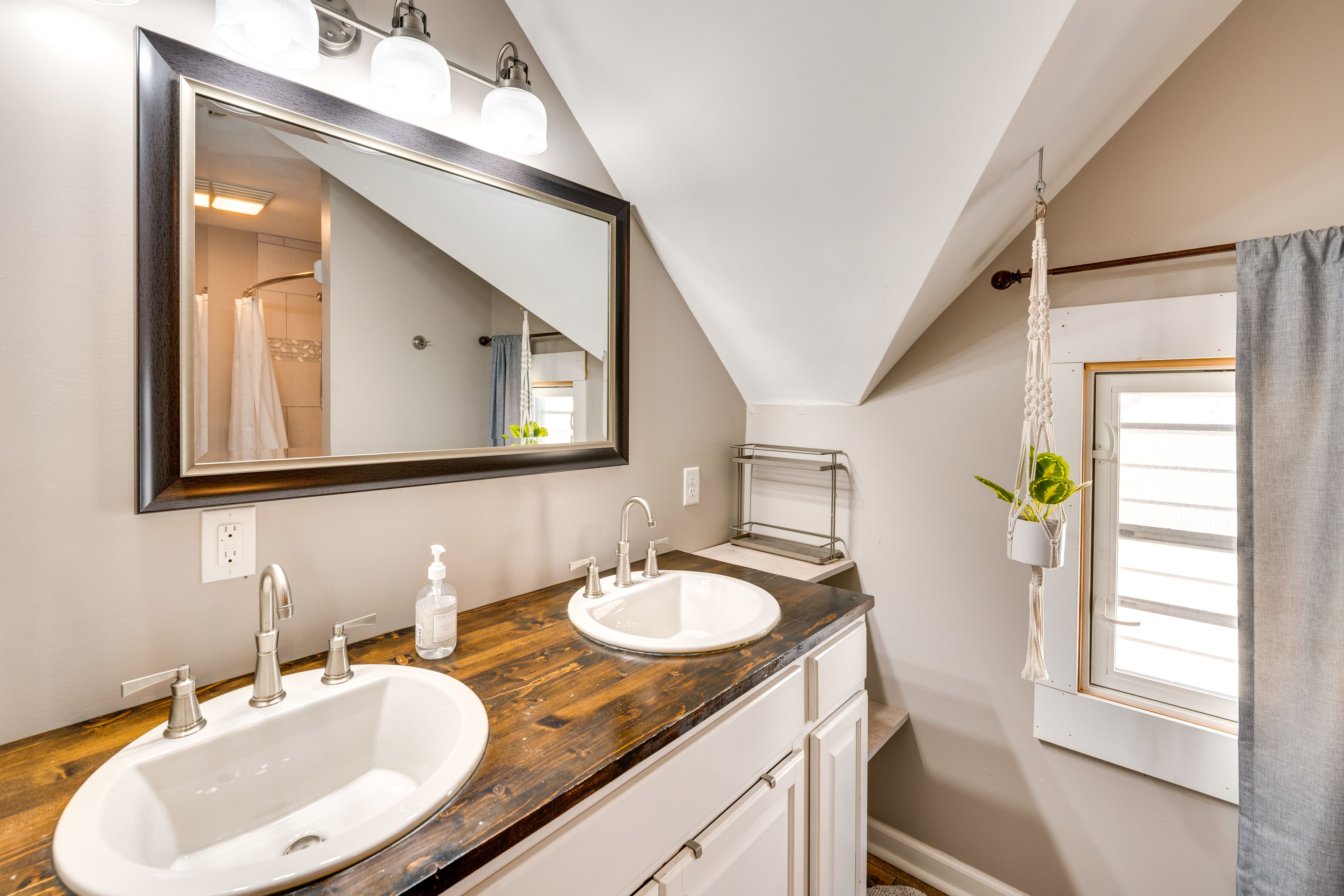Full Bathroom | Shower | Double Sinks | Complimentary Toiletries