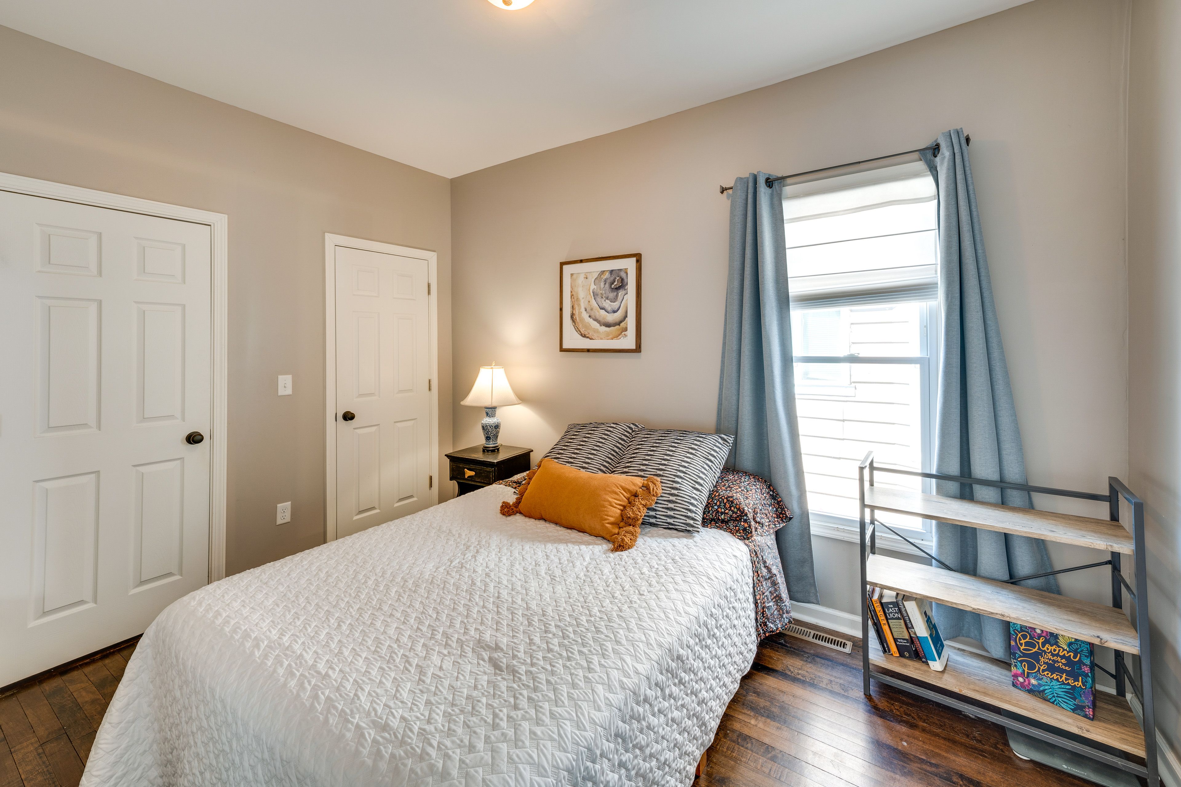 Bedroom 4 | Queen Bed | Books