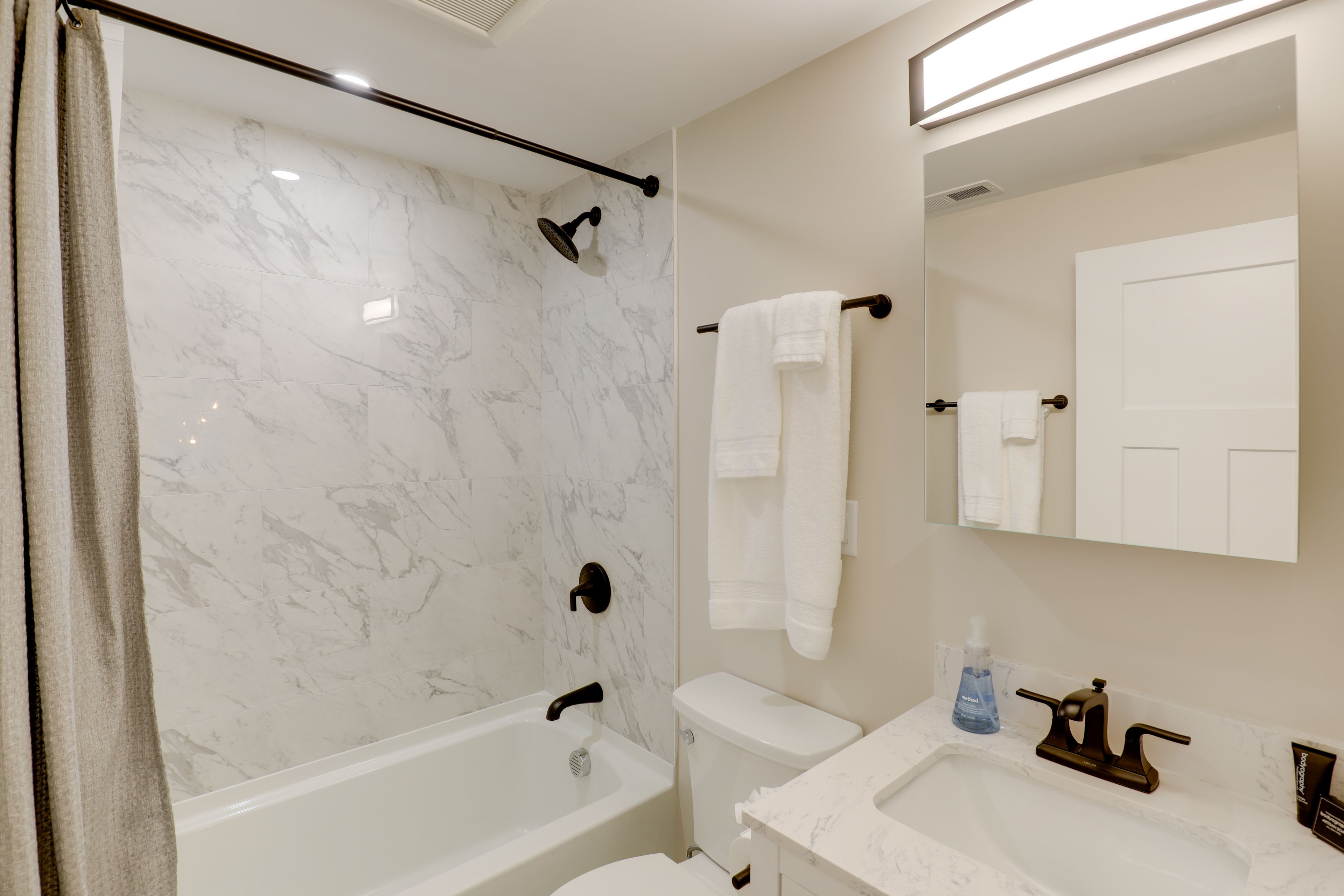 Full Bathroom | 1st Floor | Shower/Tub Combo | Complimentary Toiletries