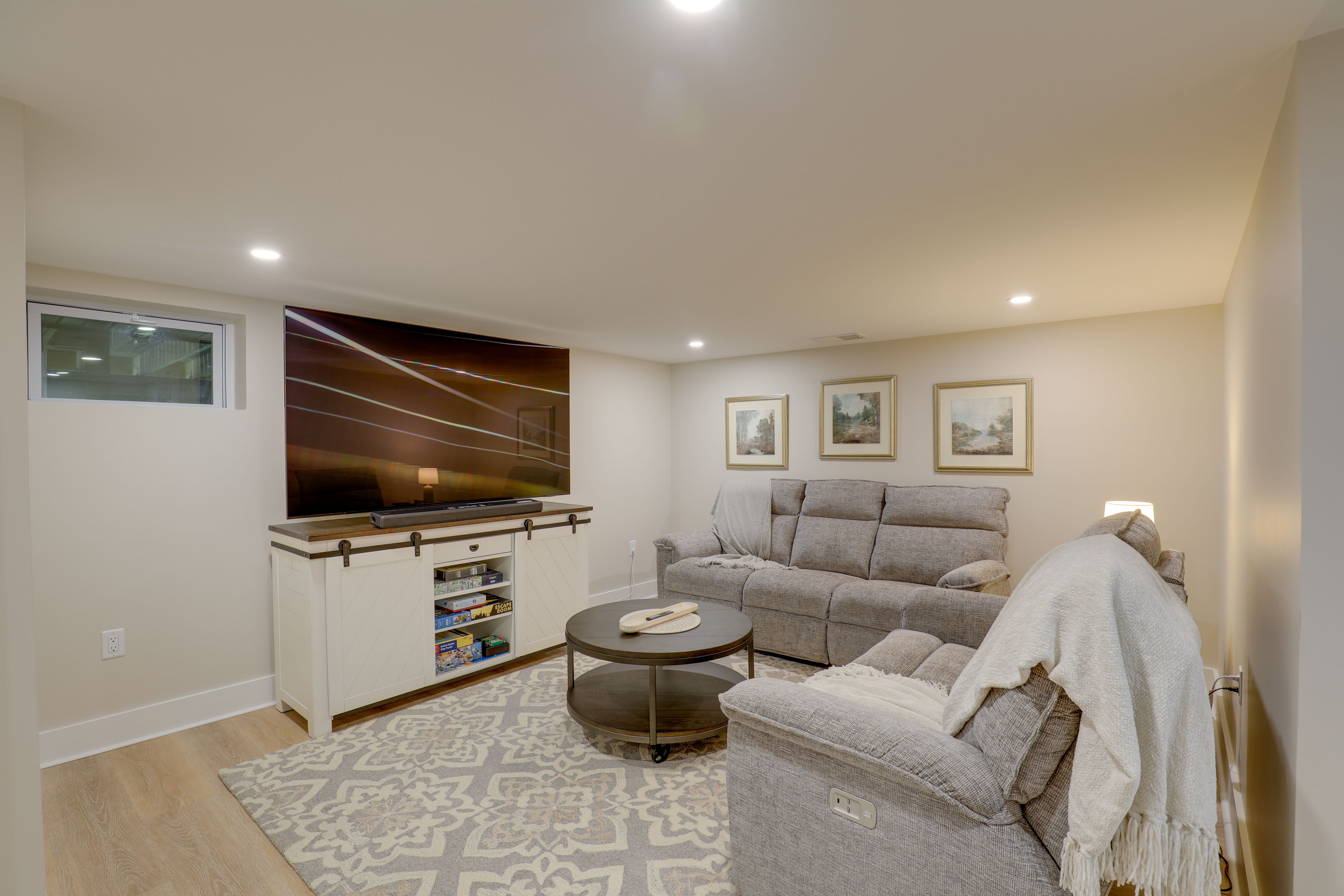 Basement Living Area | Smart TV | Central Heating & A/C | Board Games | Books