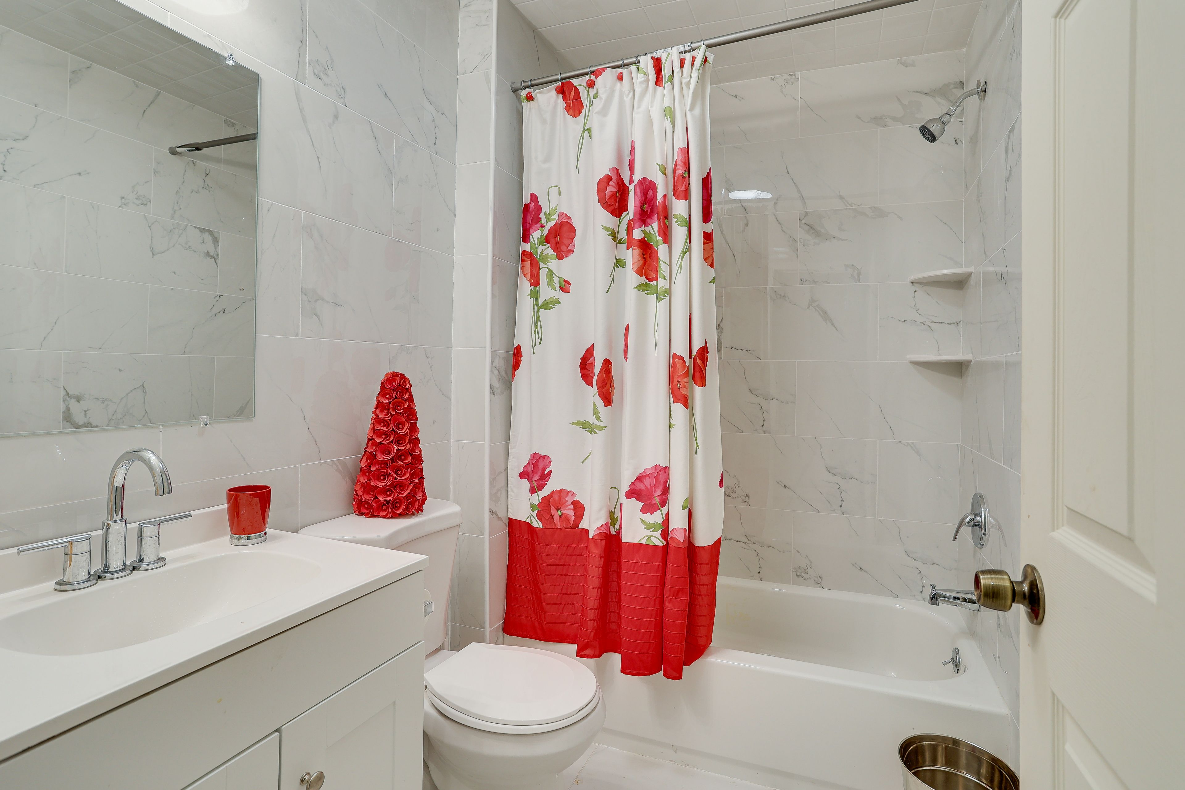 Full Bathroom | Towels Provided