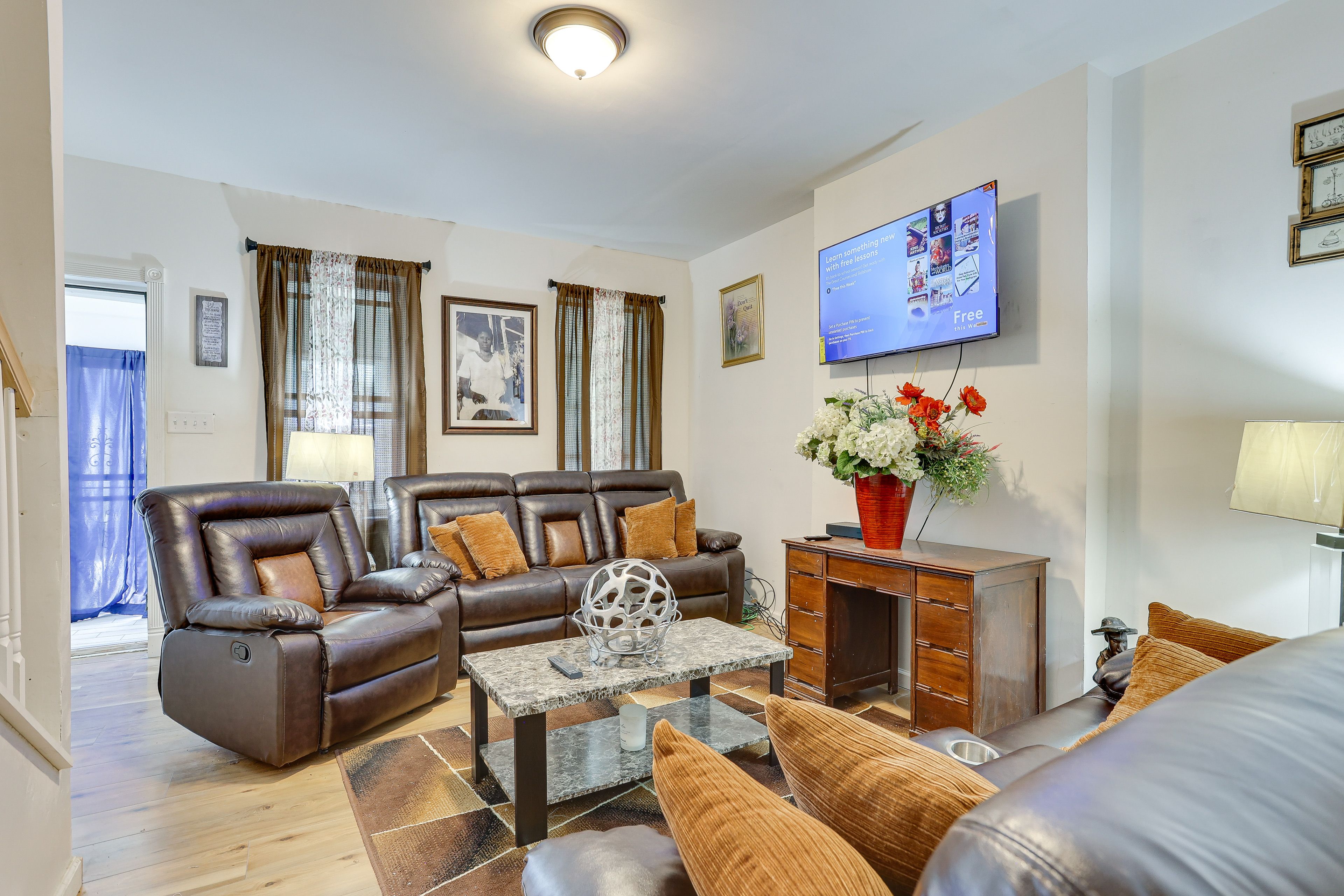 Living Room | Smart TV | Free WiFi