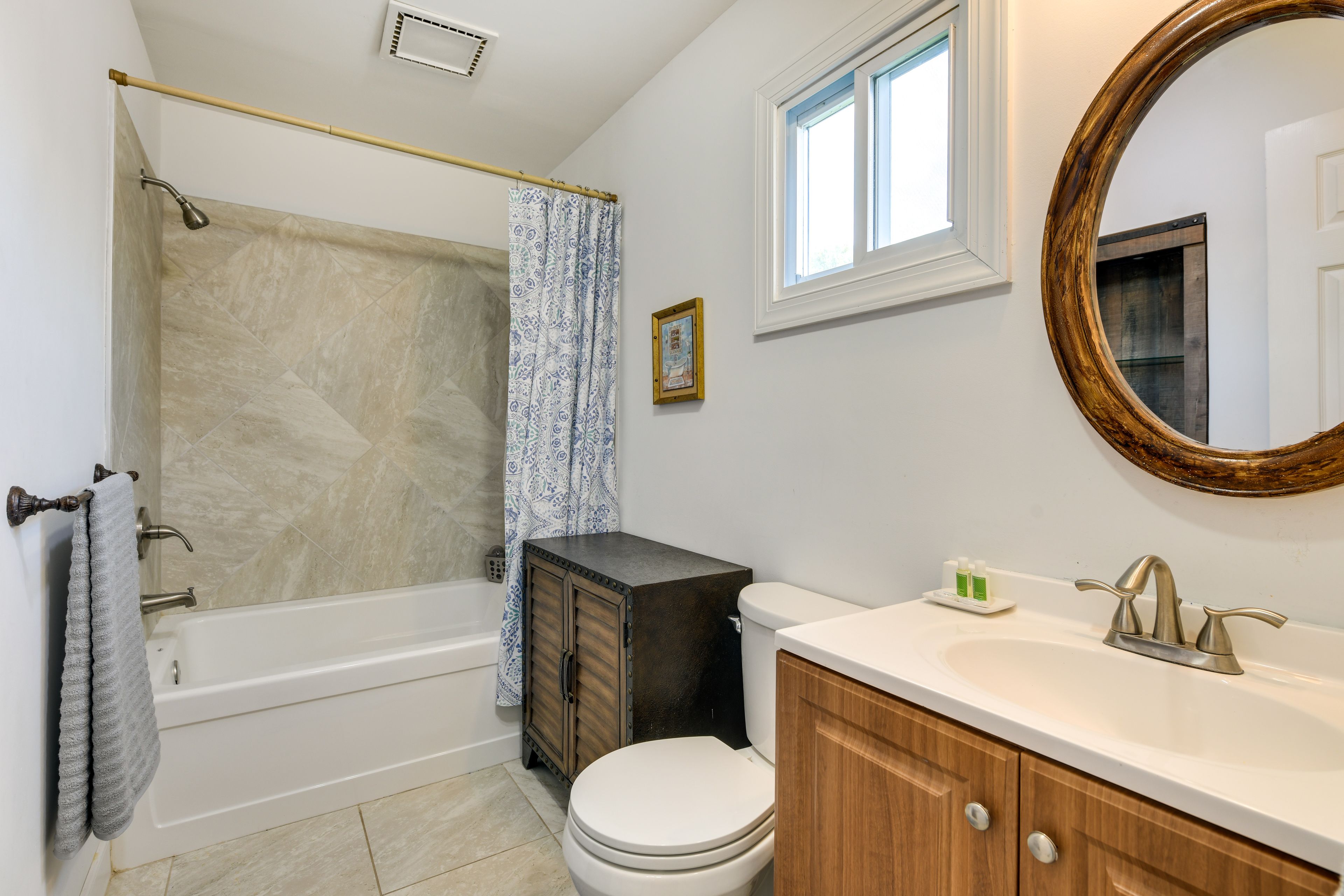 Full Bathroom | Complimentary Toiletries