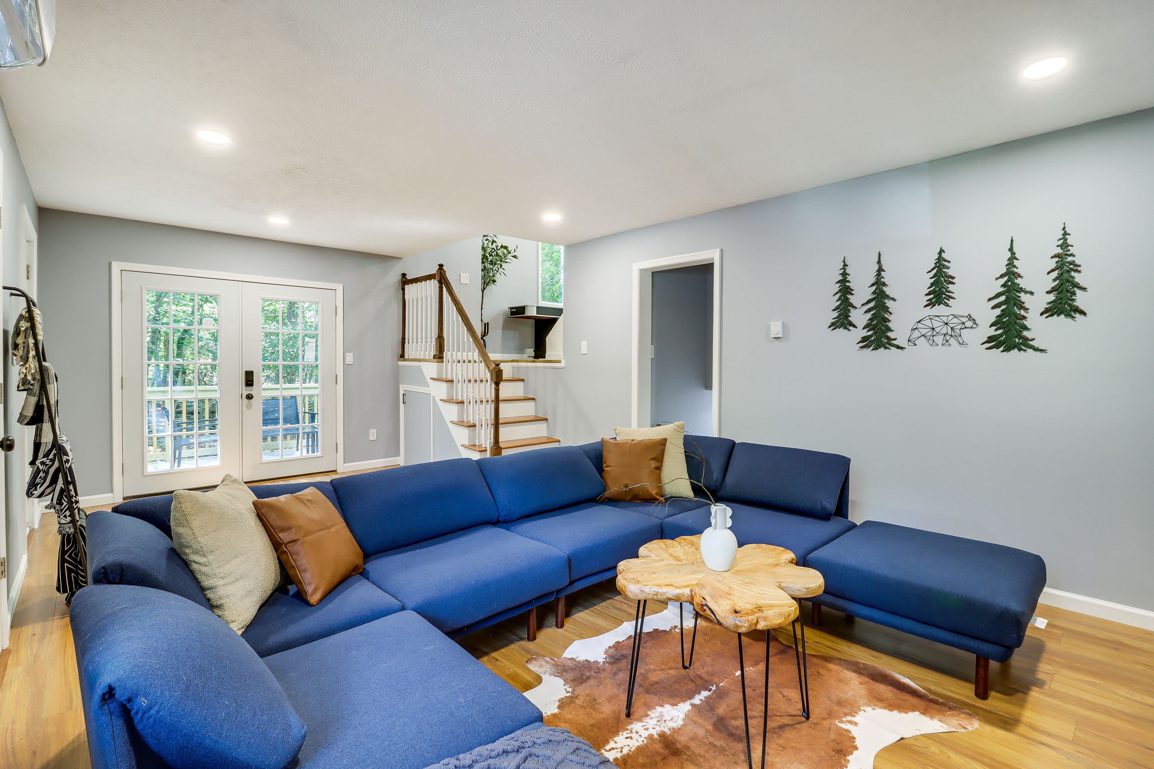Living Room | Flat-Screen TV | Sleeper Sofa | Central Air Conditioning