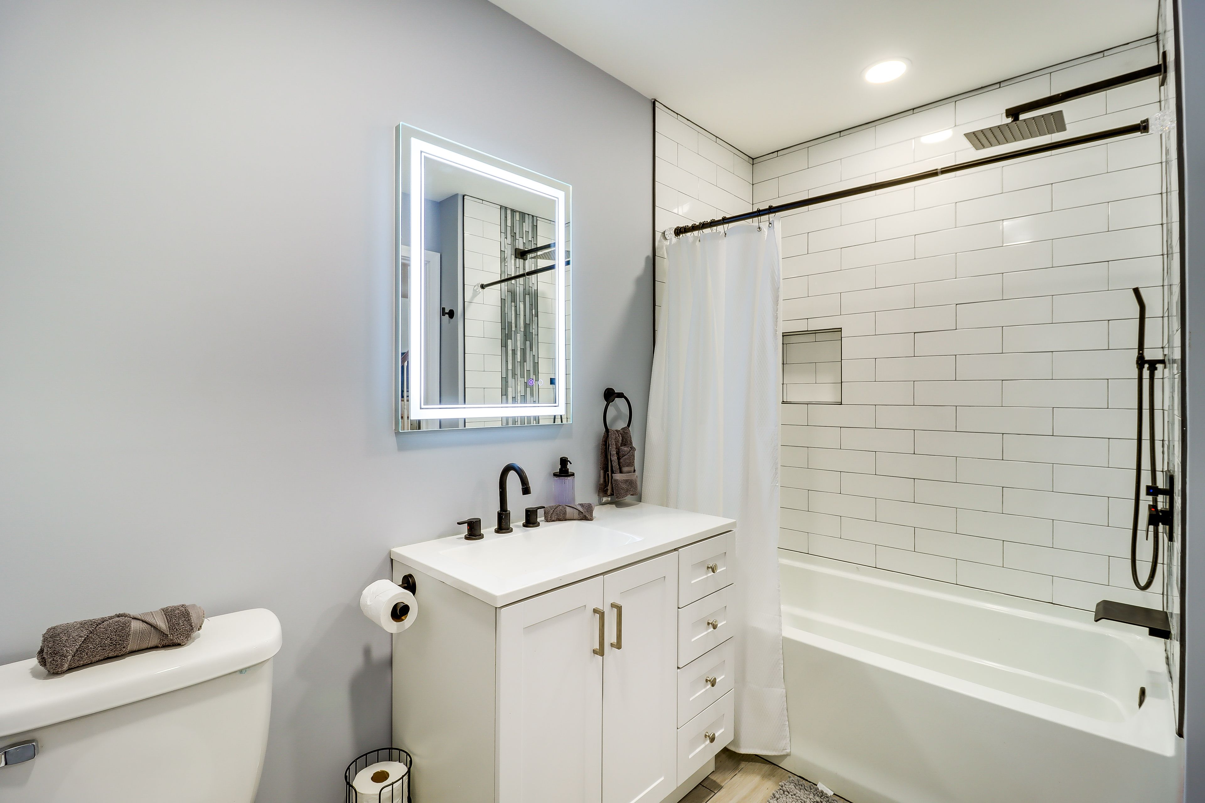 Full Bathroom | Towels Provided