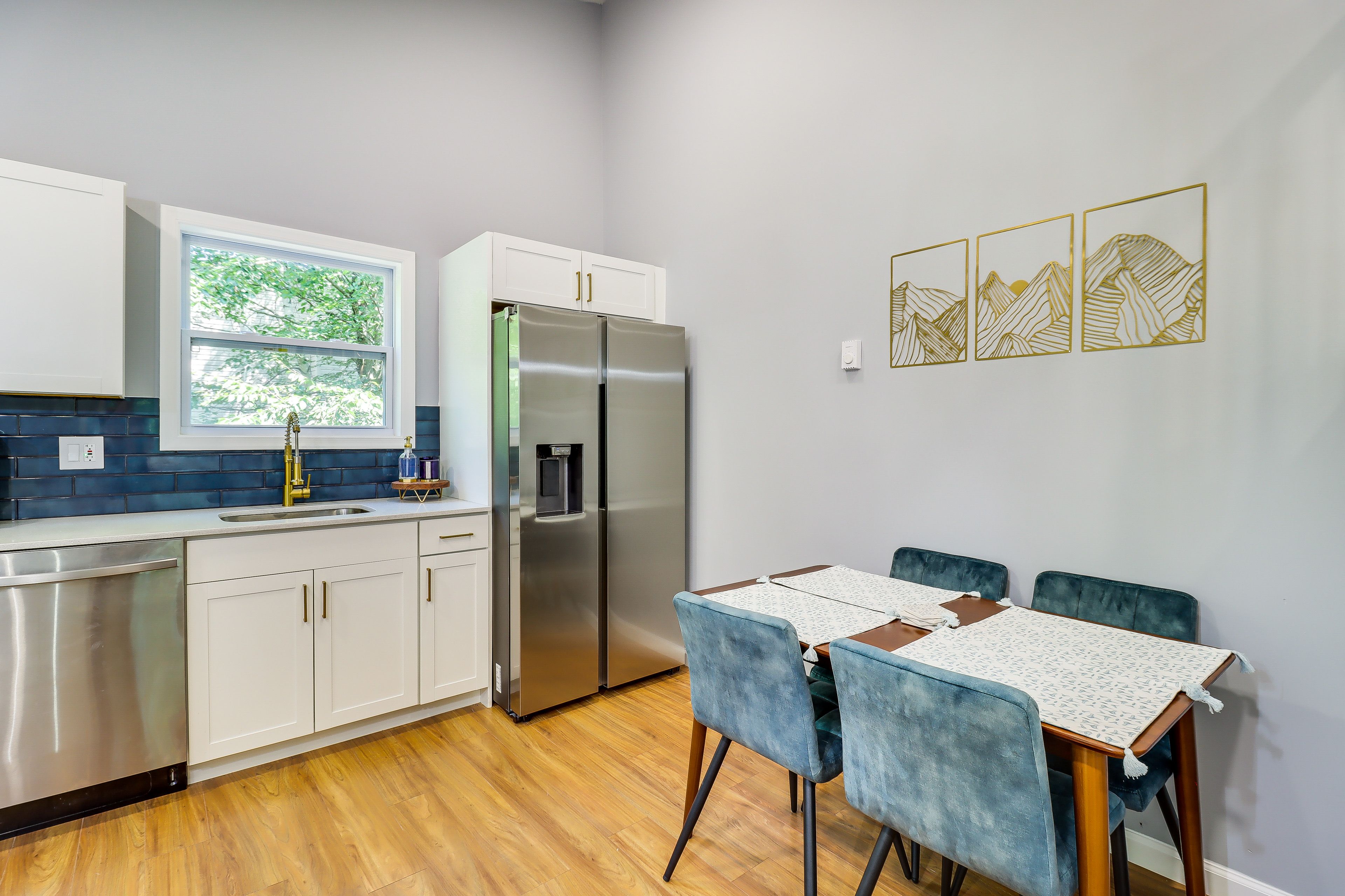 Dining Area | Dishware/Flatware Provided