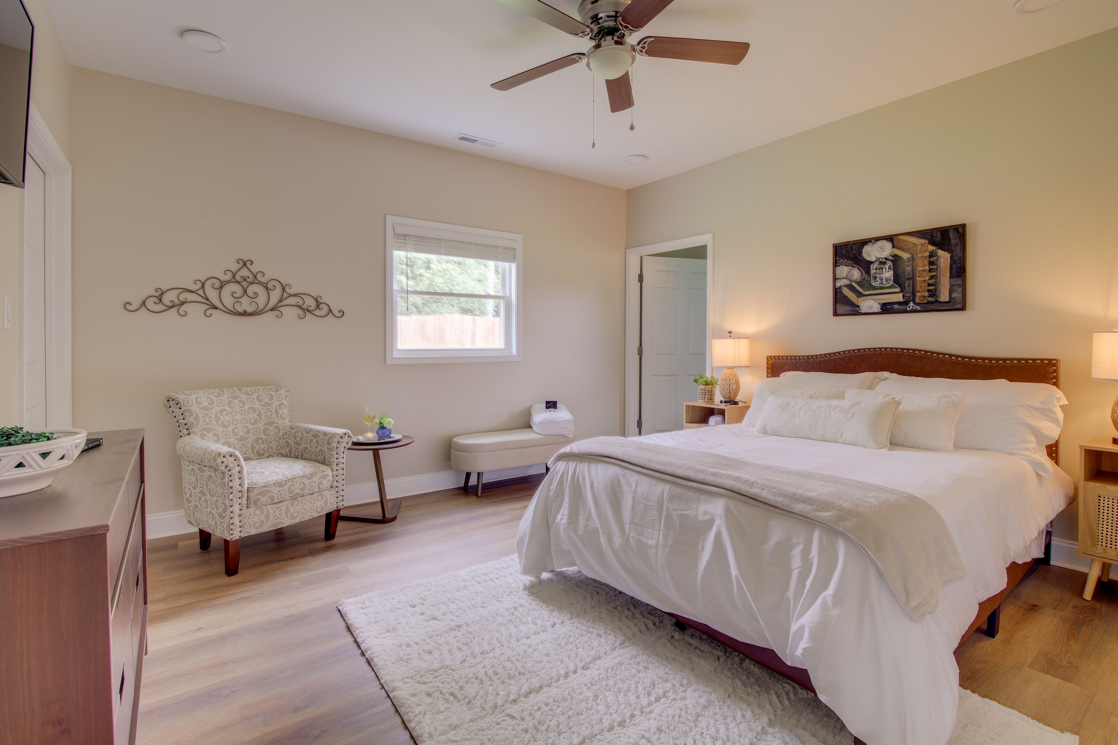 Bedroom Suite | Queen Bed | Linens Provided | Smart TV w/ Cable
