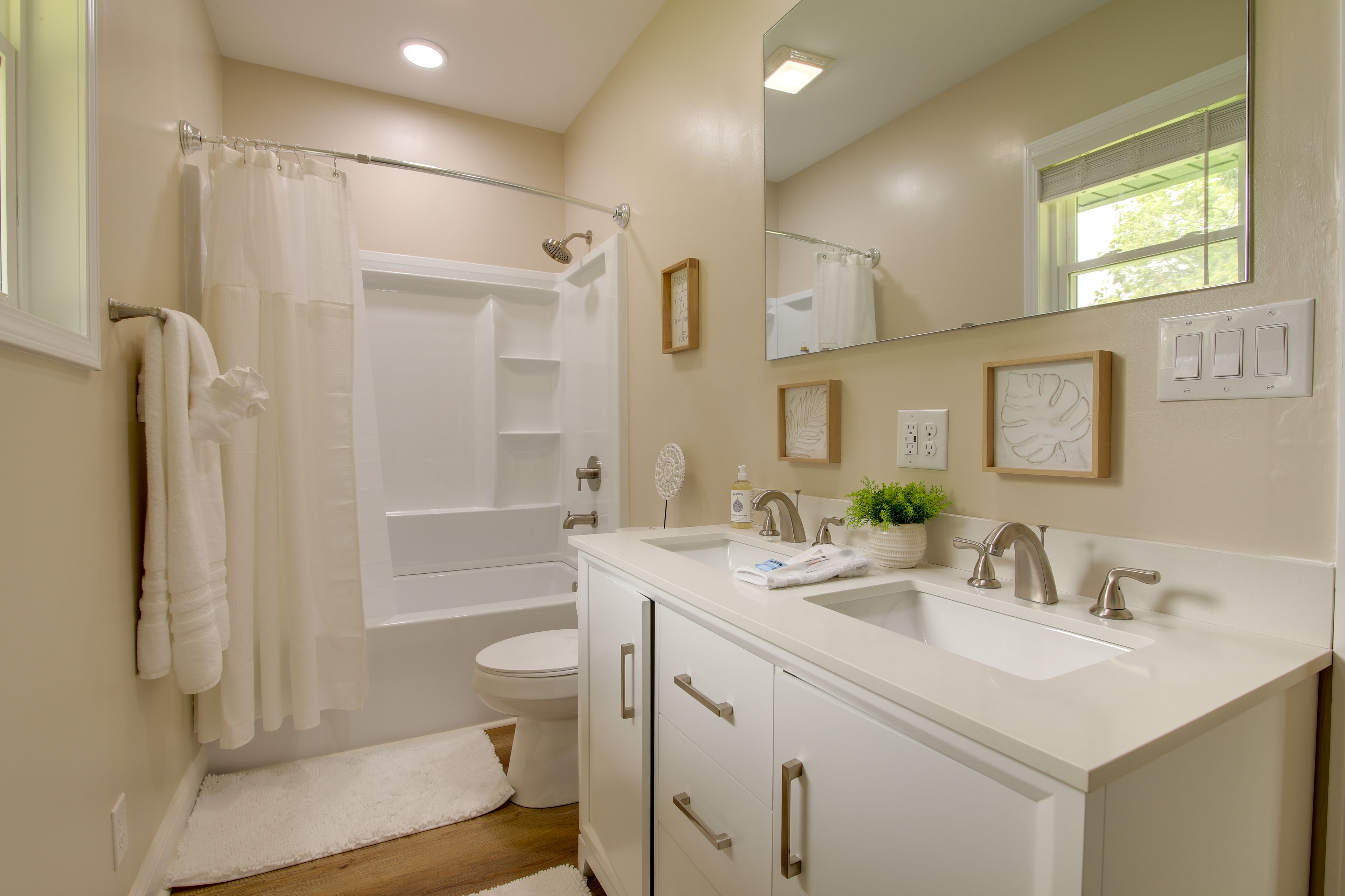 En-Suite Bathroom | Complimentary Toiletries | Hair Dryers | Towels Provided