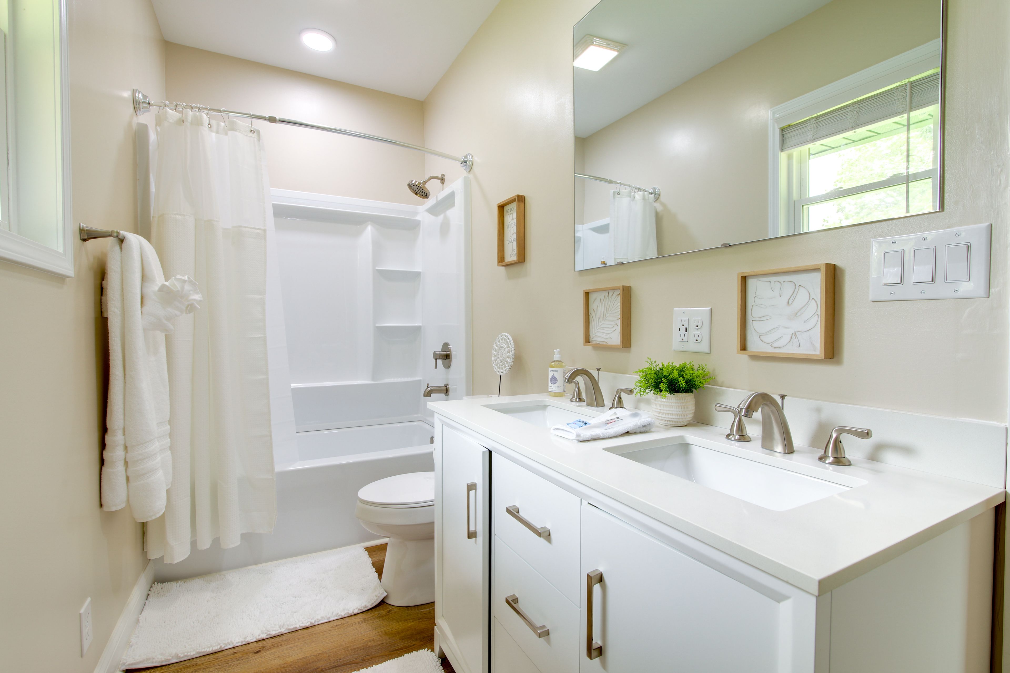 En-Suite Bathroom | Complimentary Toiletries | Hair Dryers | Towels Provided