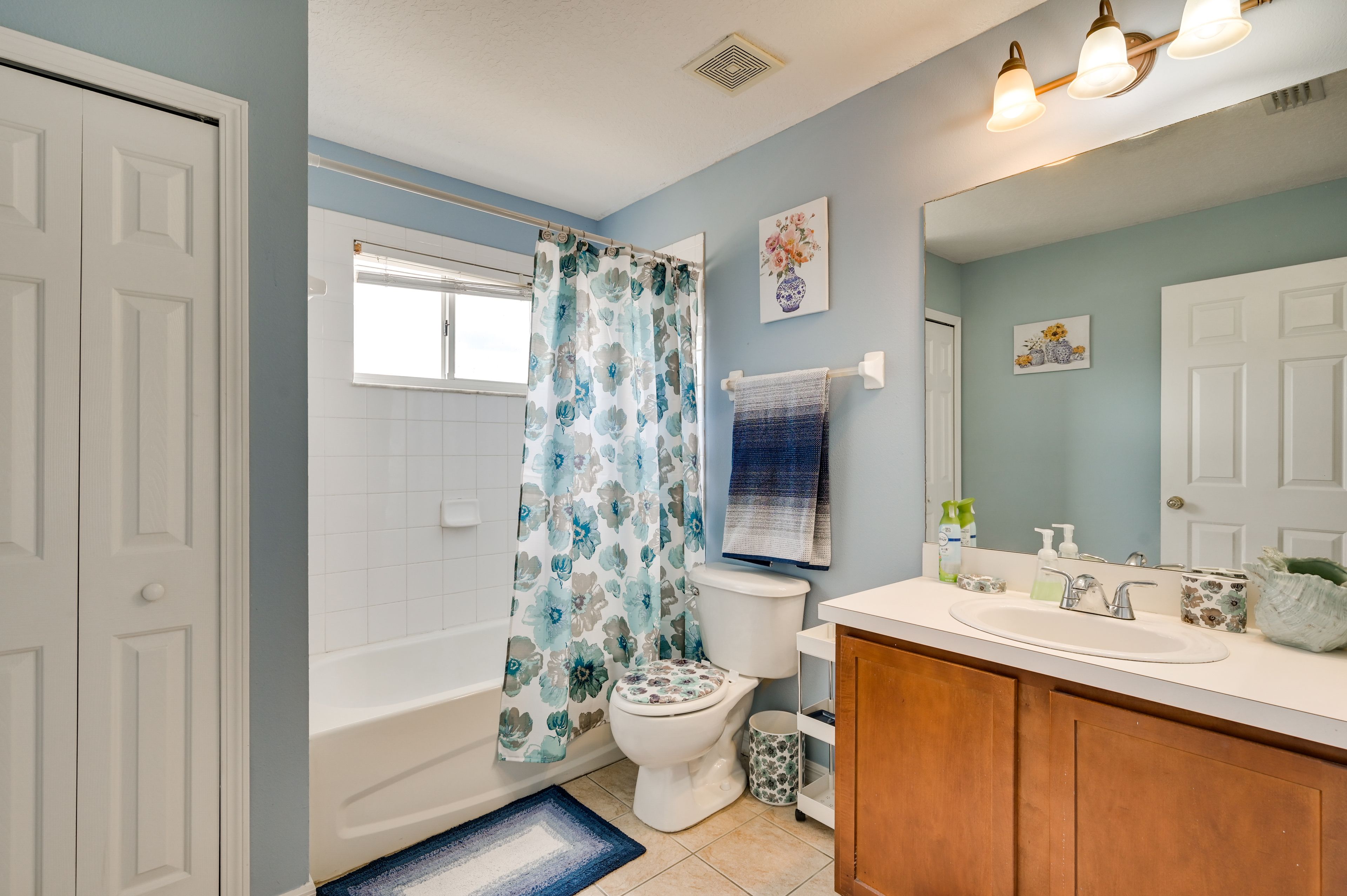Full Bathroom | Towels Provided