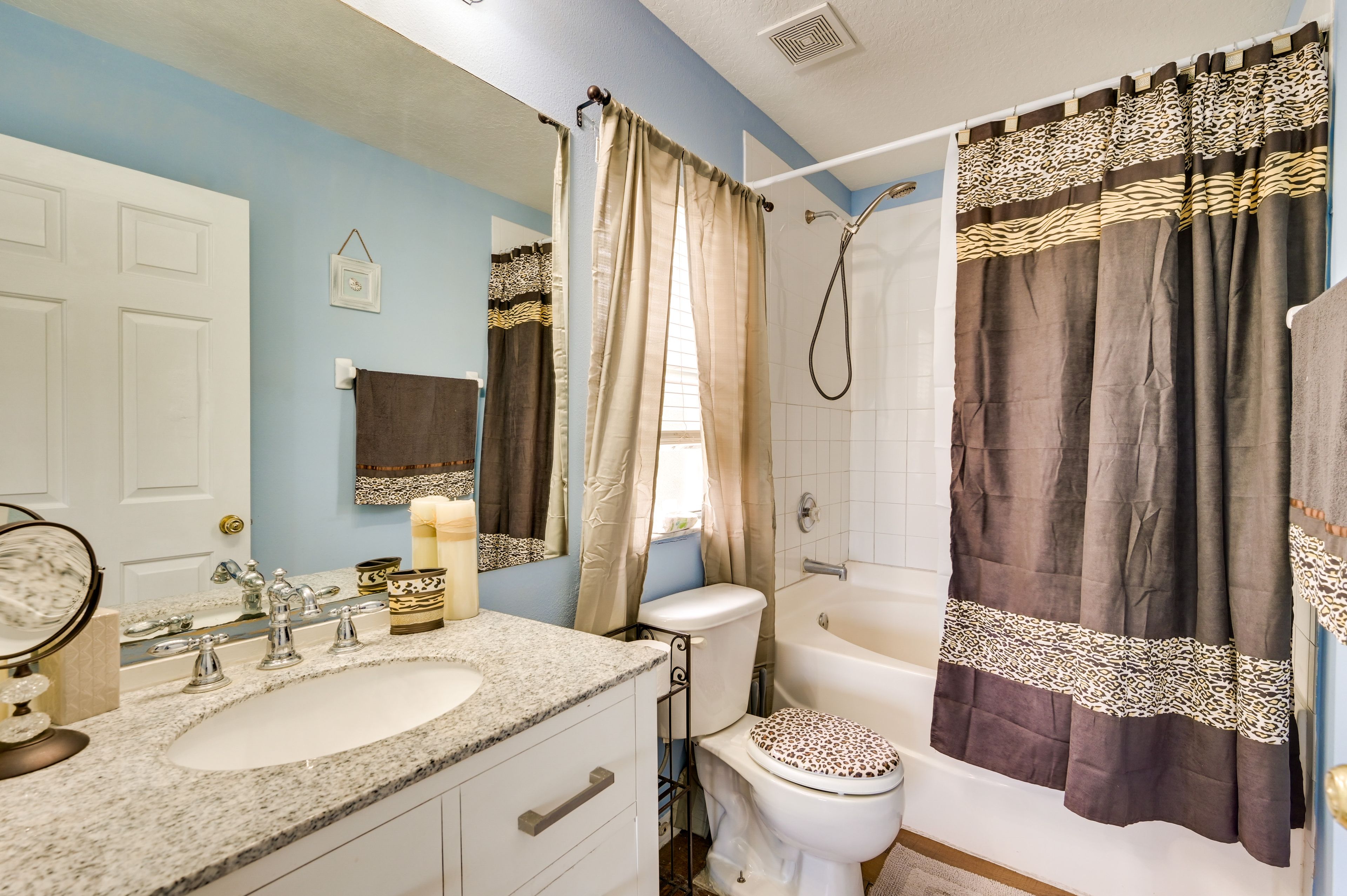 Full Bathroom | Complimentary Toiletries