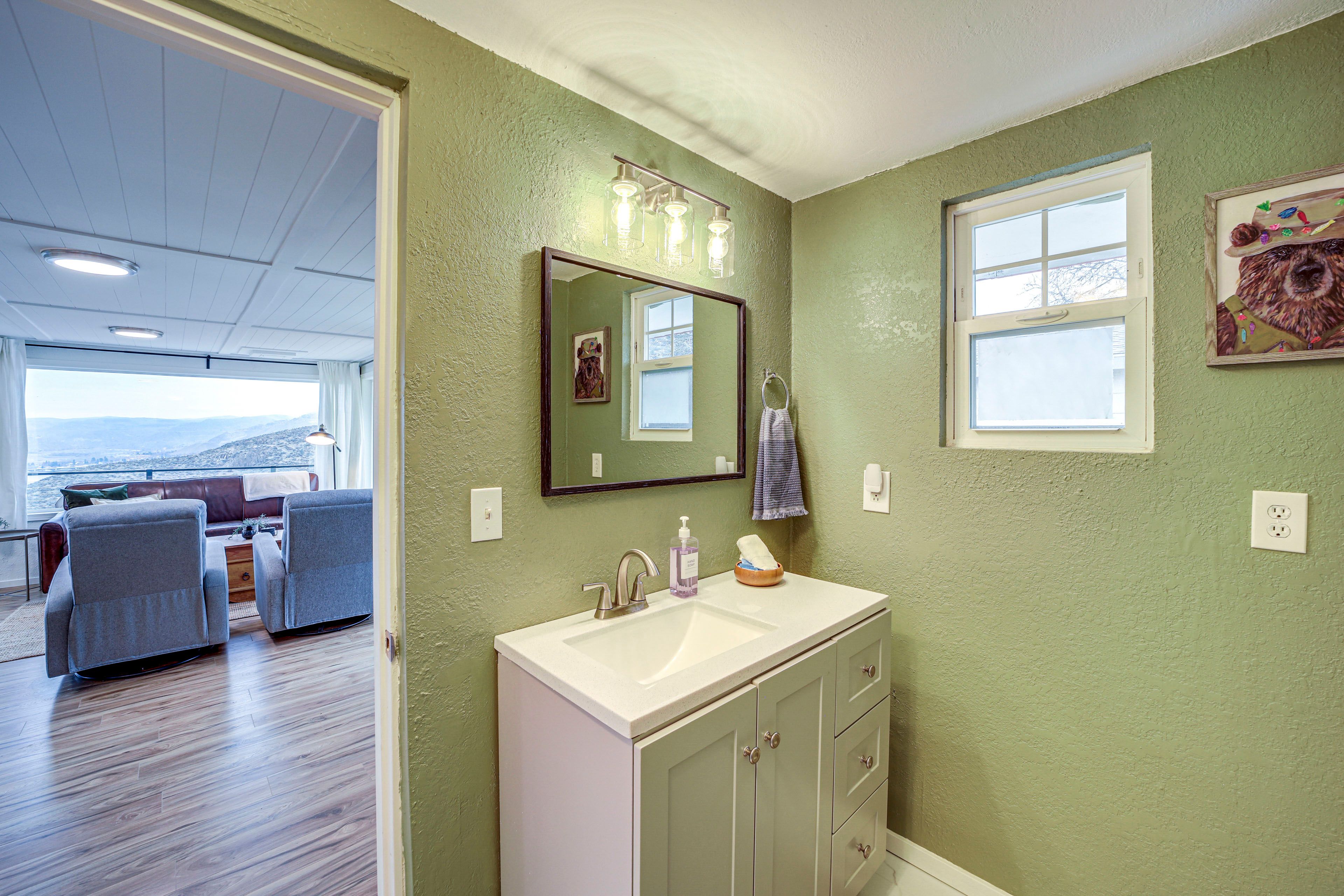 Full Bathroom | Towels Provided
