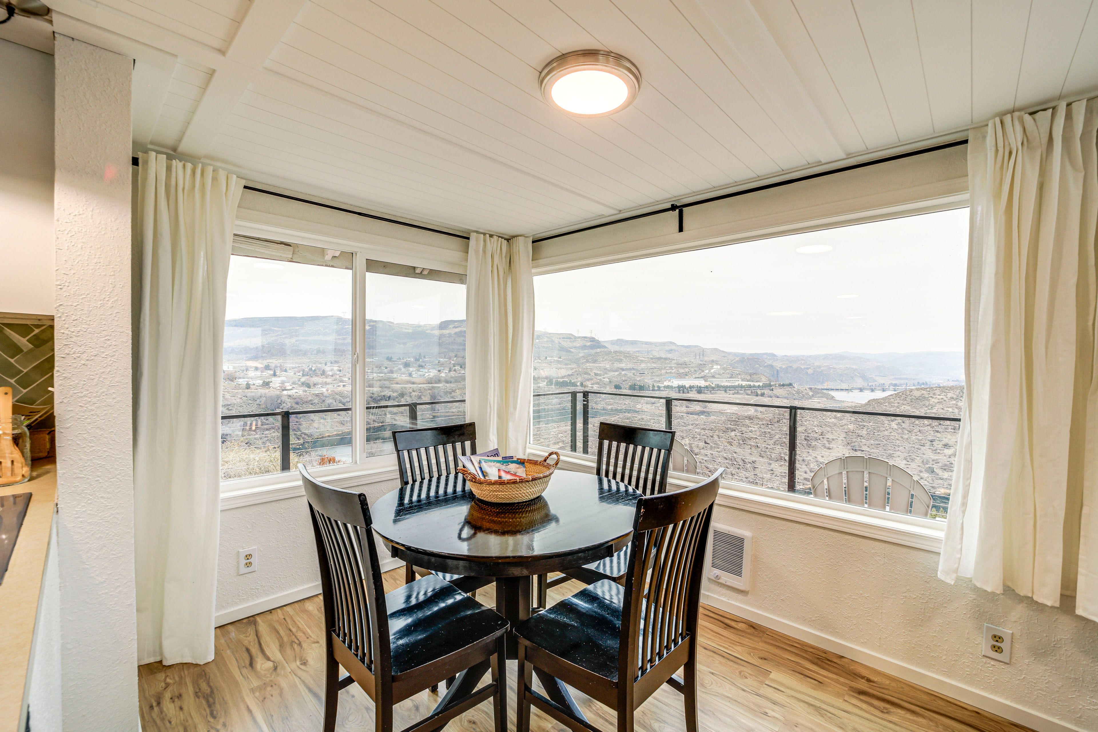 Dining Room | Dishware & Flatware Provided
