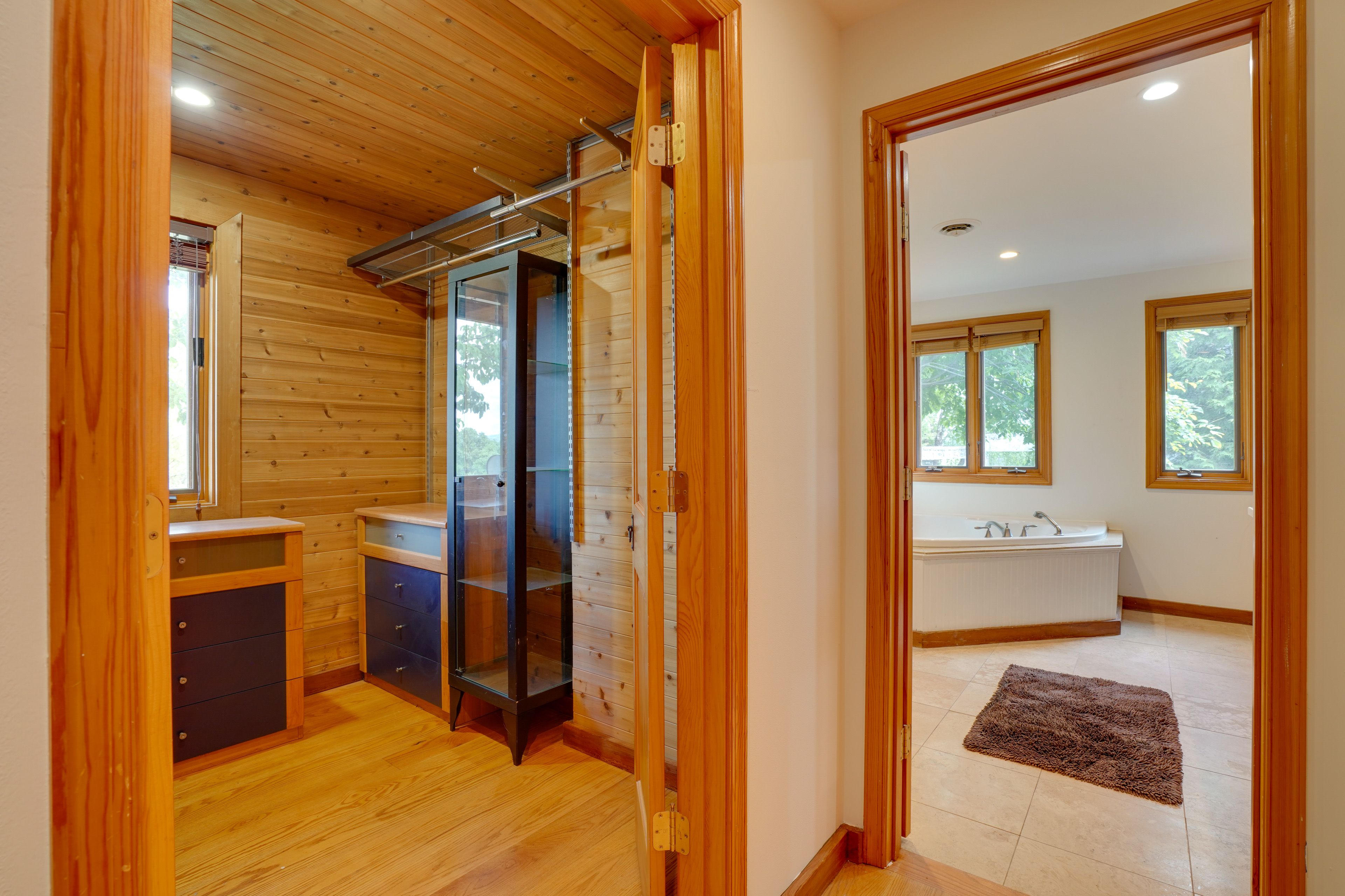 Full Bathroom | Jetted Tub | Walk-In Shower | Towels Provided