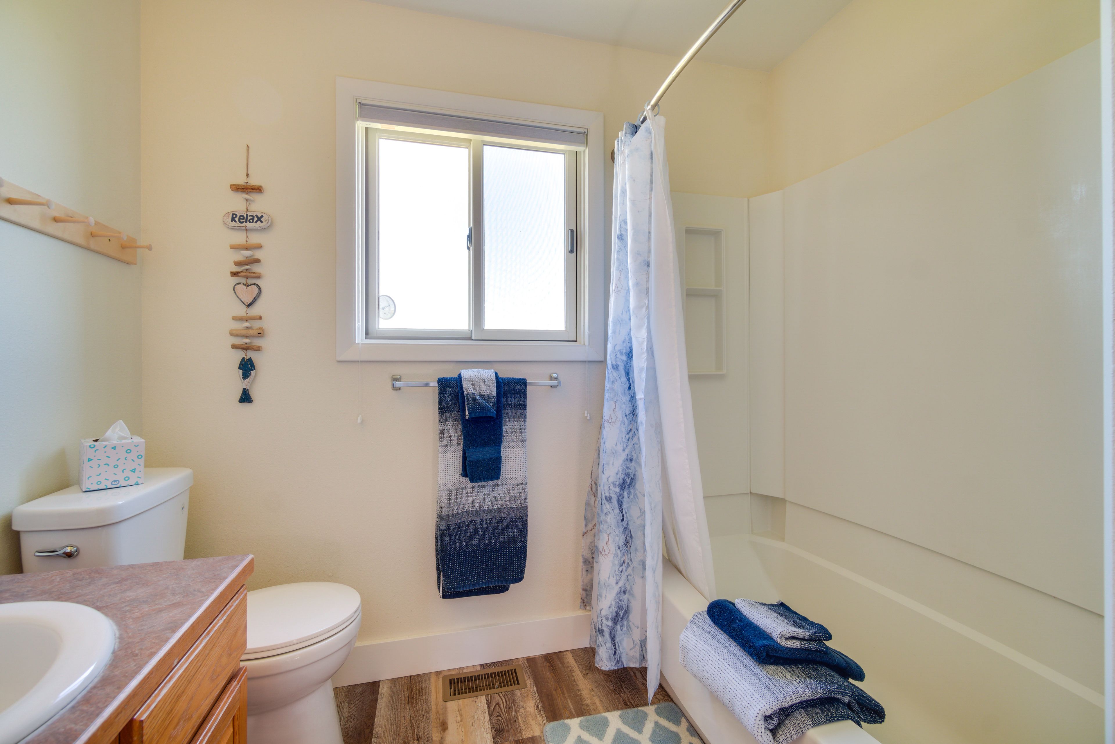 Full Bathroom | 1st Floor | Shower/Tub Combo | Towels Provided