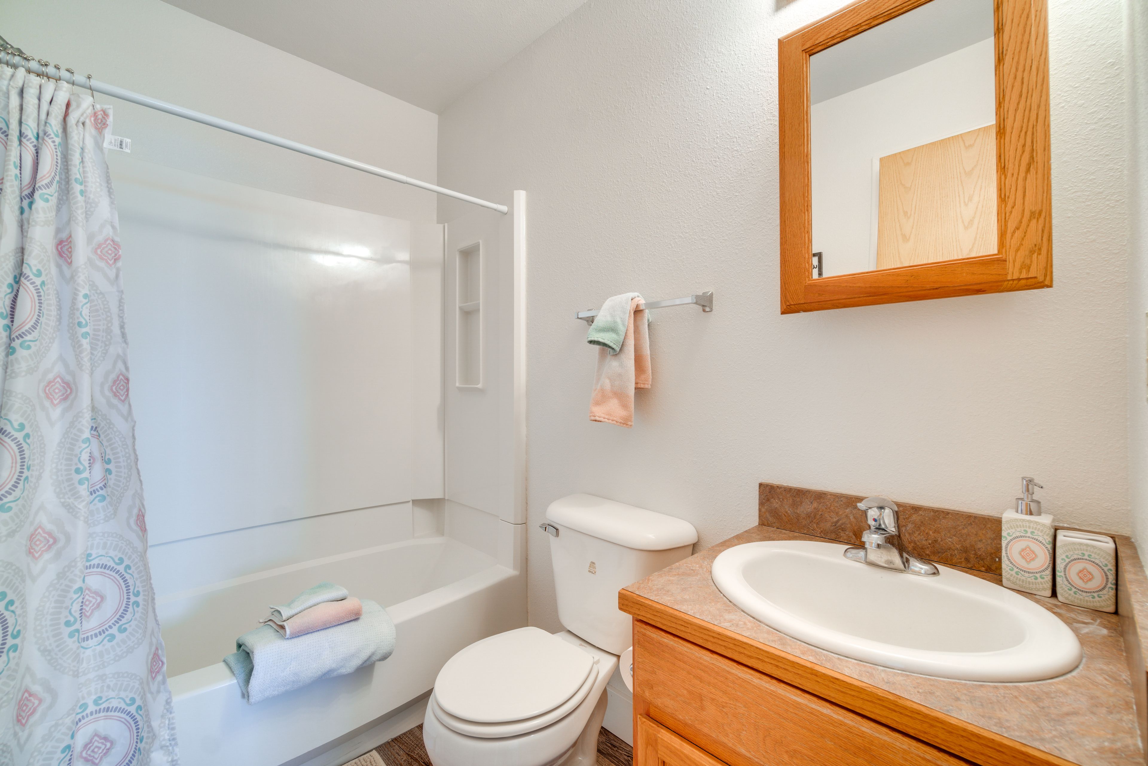Full Bathroom | 2nd Floor | Shower/Tub Combo