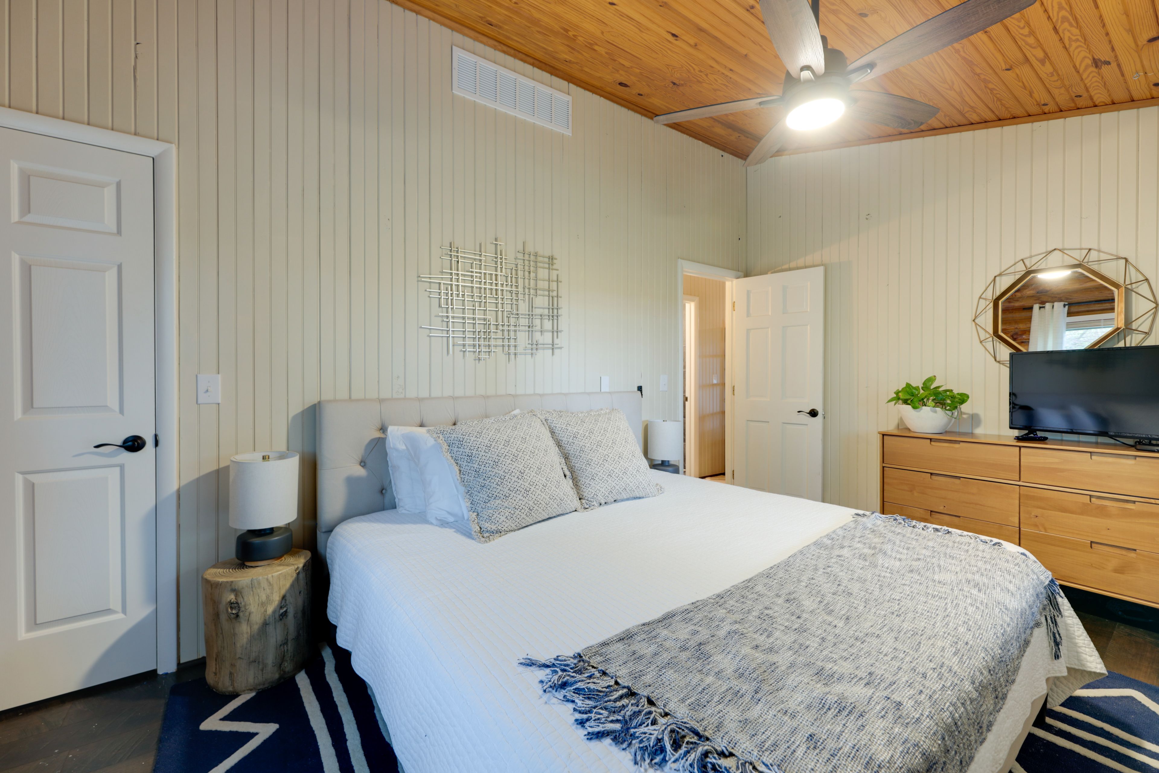 Bedroom 1 | King Bed | Linens Provided
