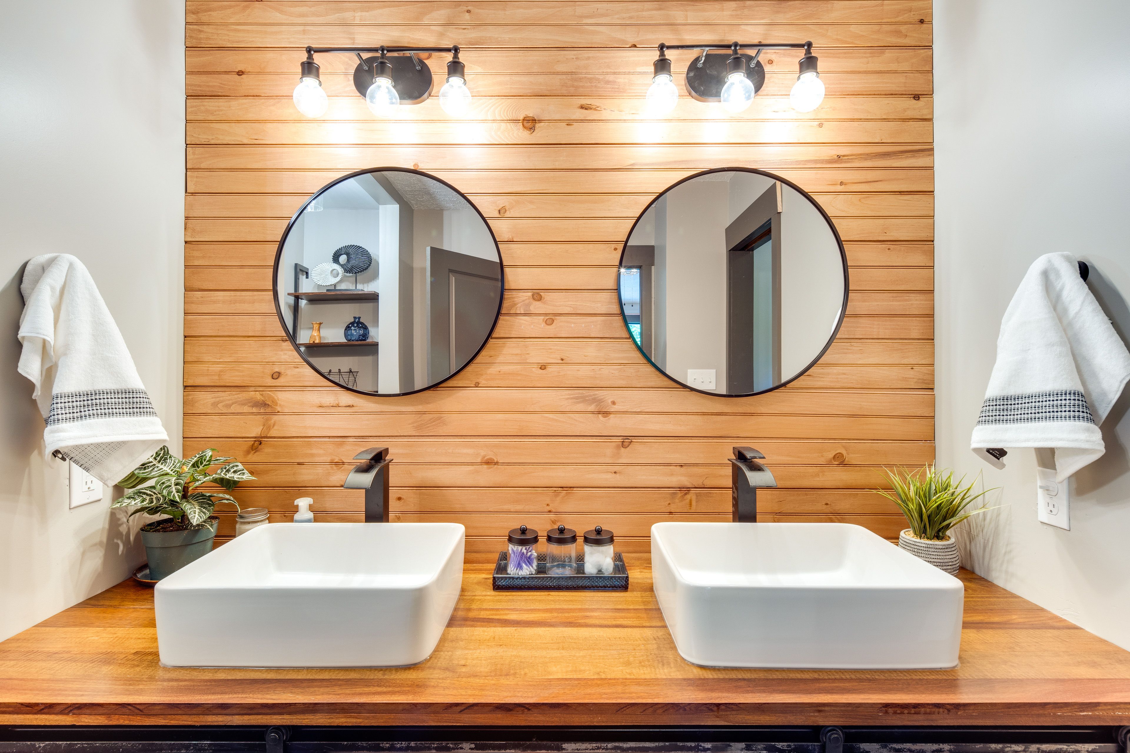 Full Bathroom | Towels Provided