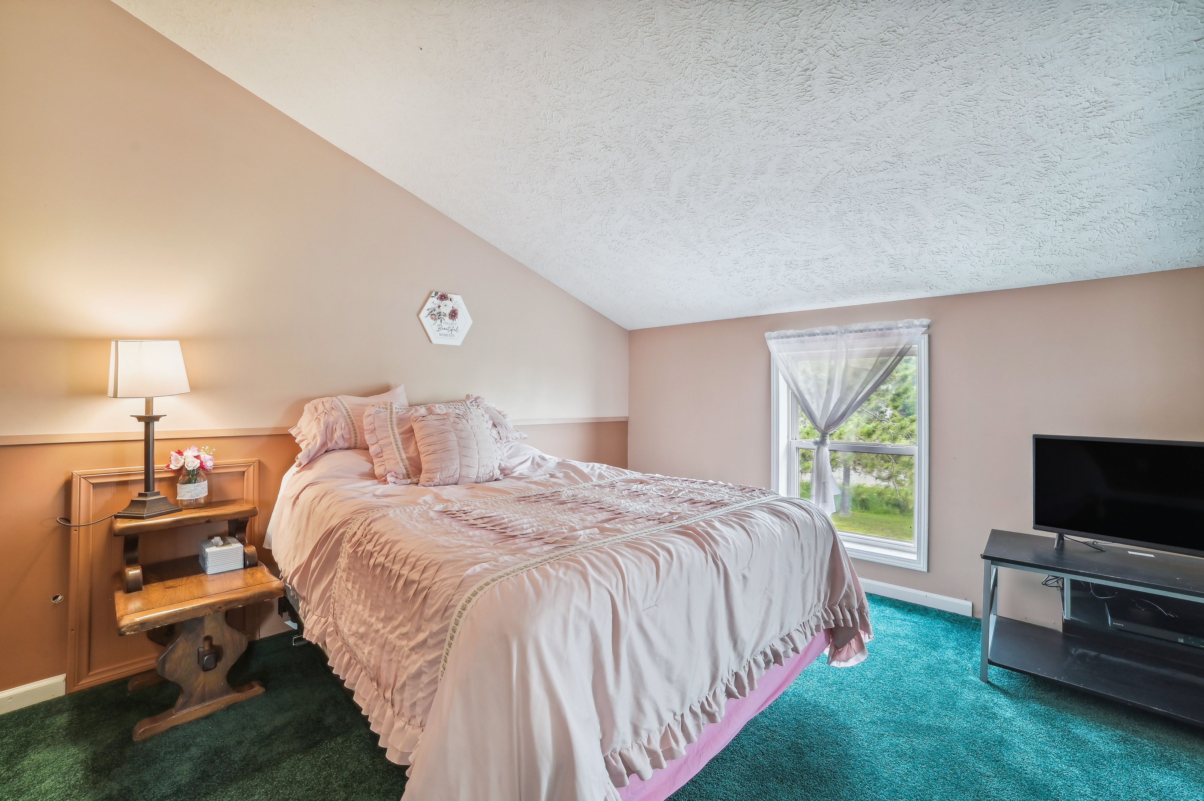 Bedroom 3 | Queen Bed | Single Futon  Smart TV | Desk