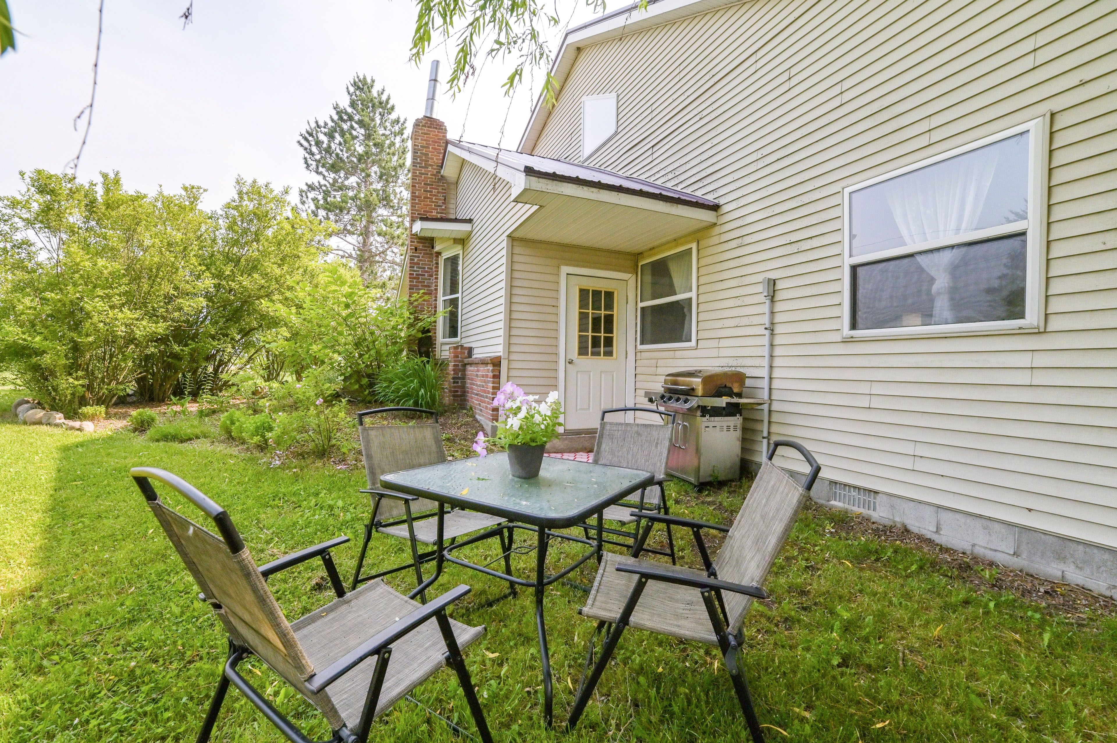 Outdoor Dining Area | Gas Grill