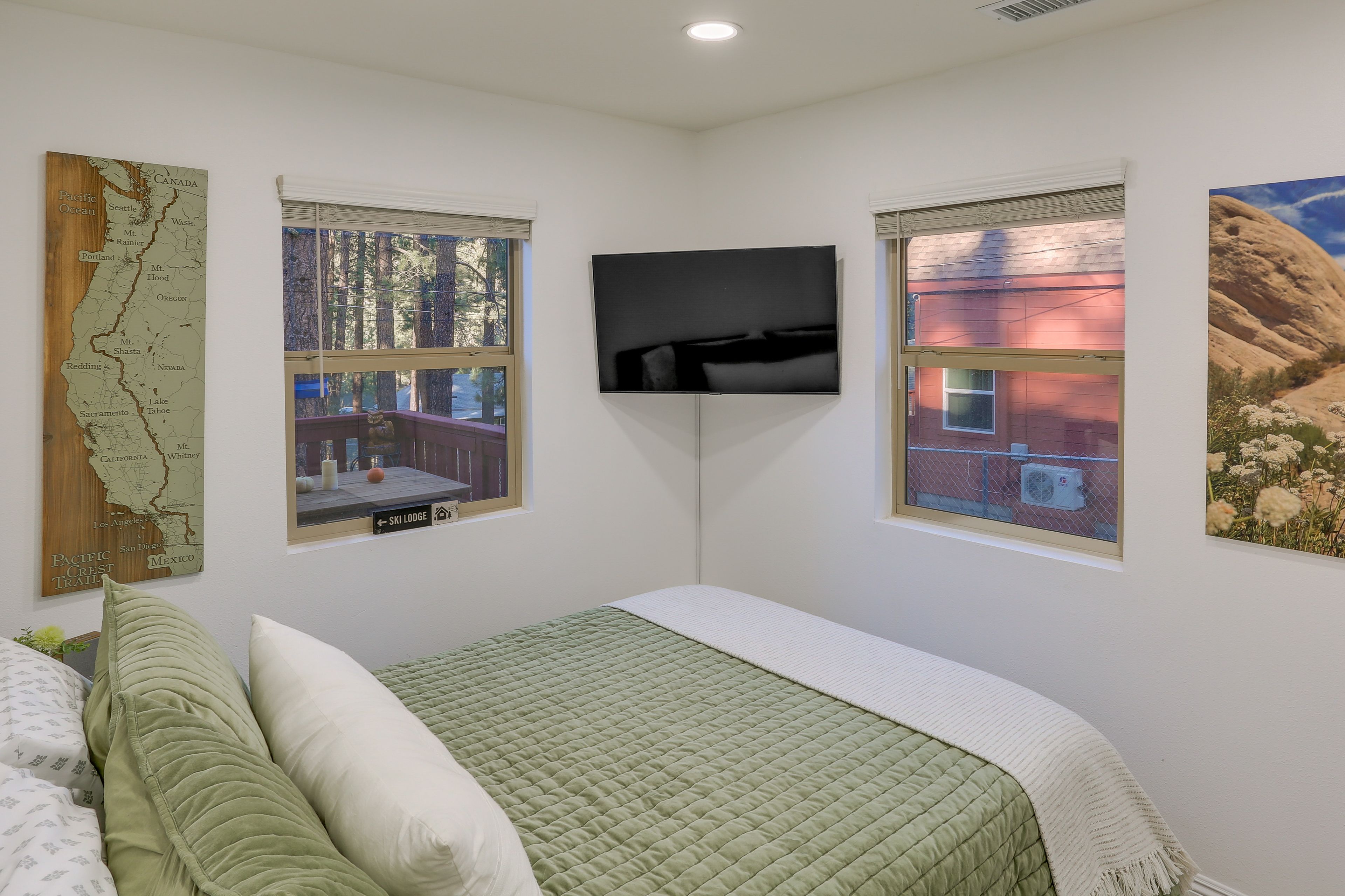 Bedroom | Queen Bed | Smart TV