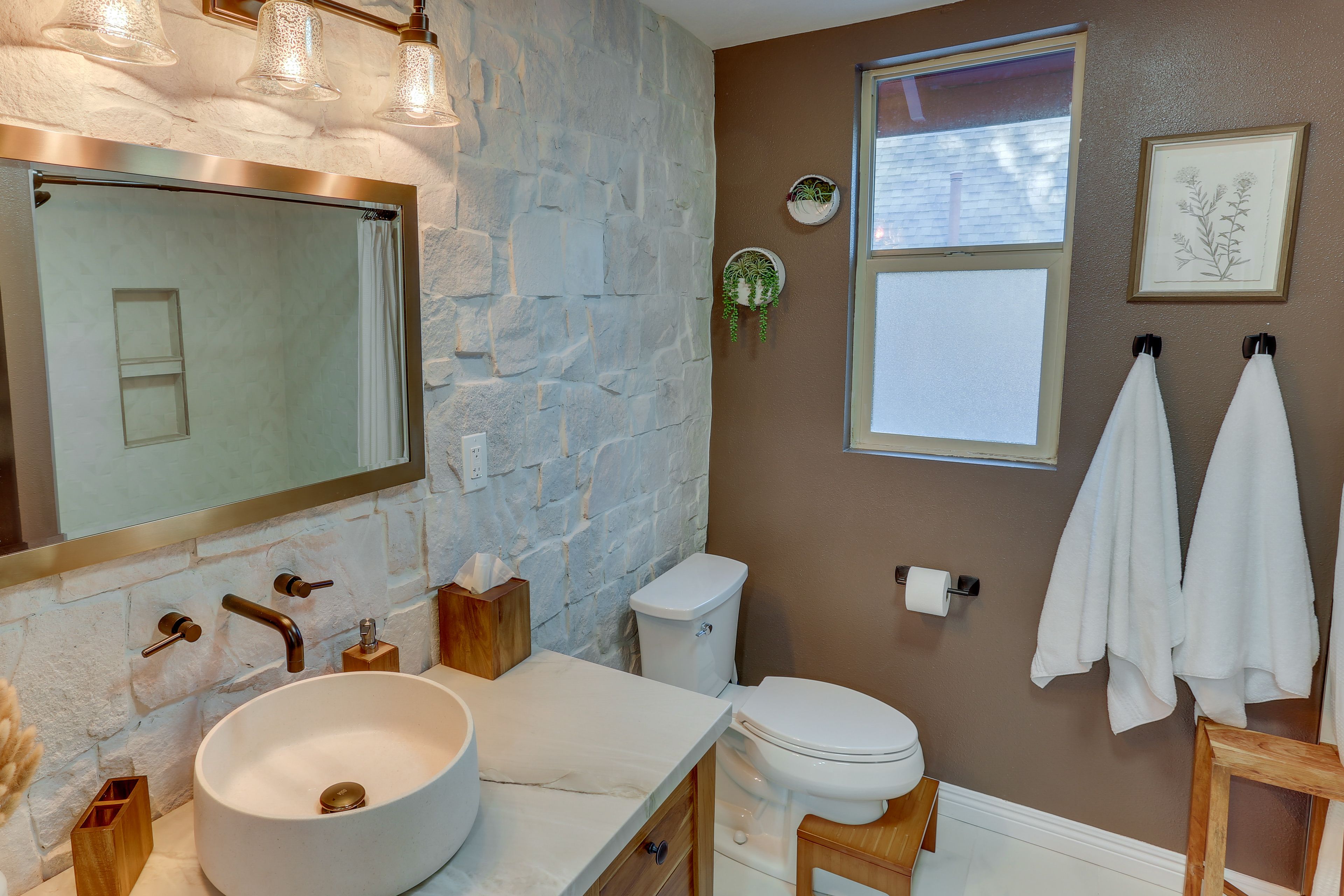Full Bathroom | Complimentary Toiletries | In-Unit Laundry