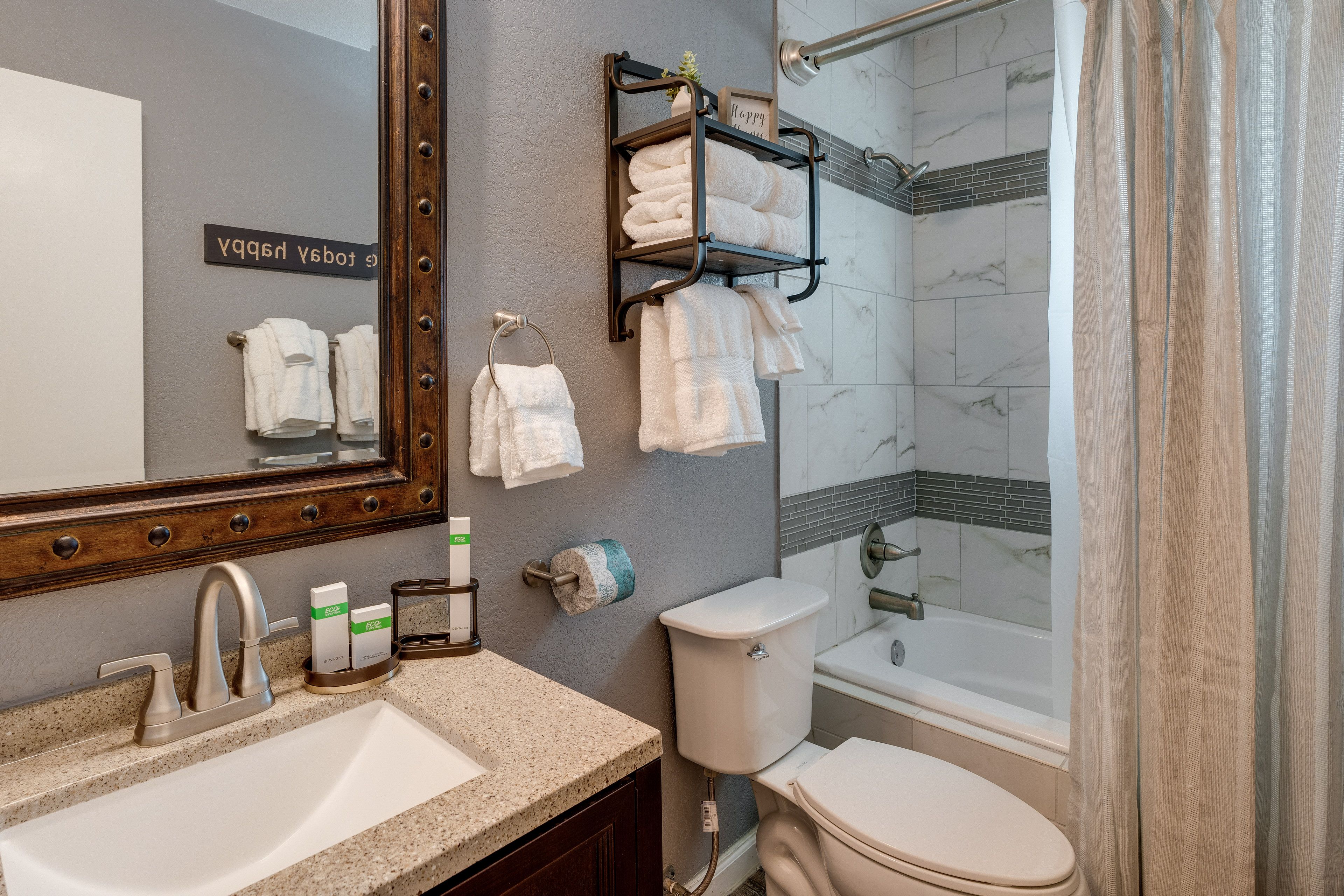 Full Bathroom | Complimentary Toiletries | Hair Dryer