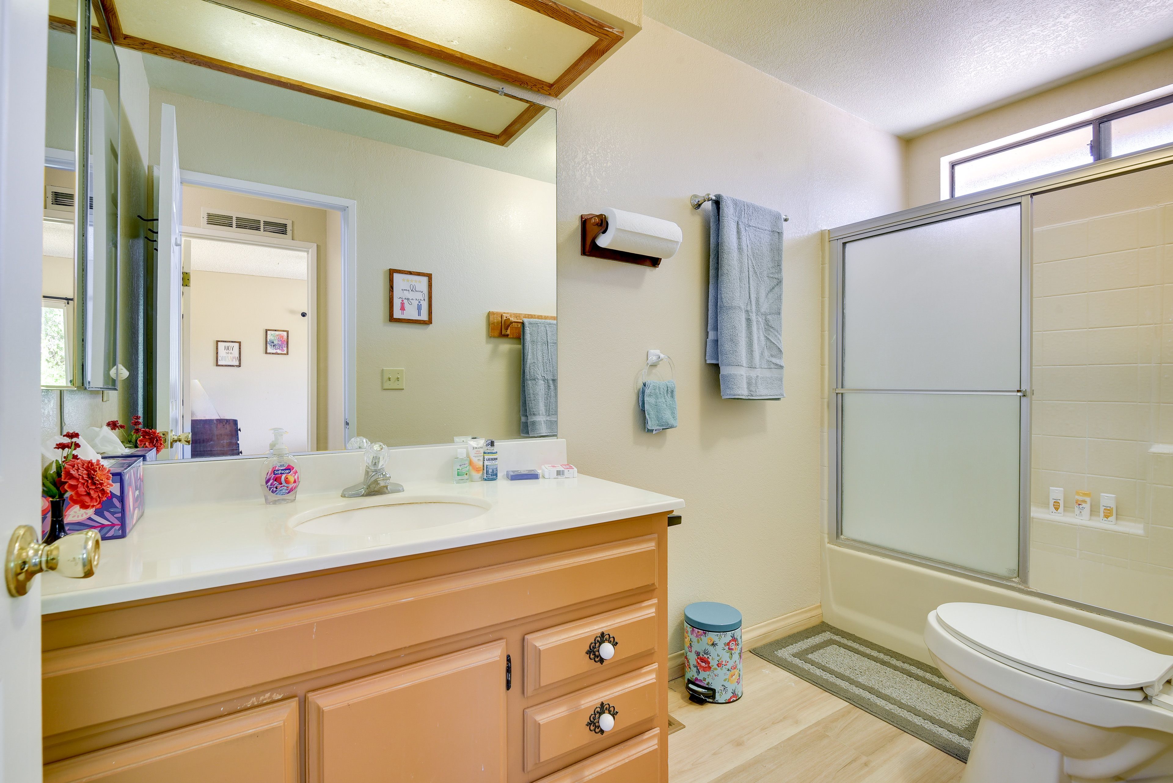 Full Bathroom | Towels Provided