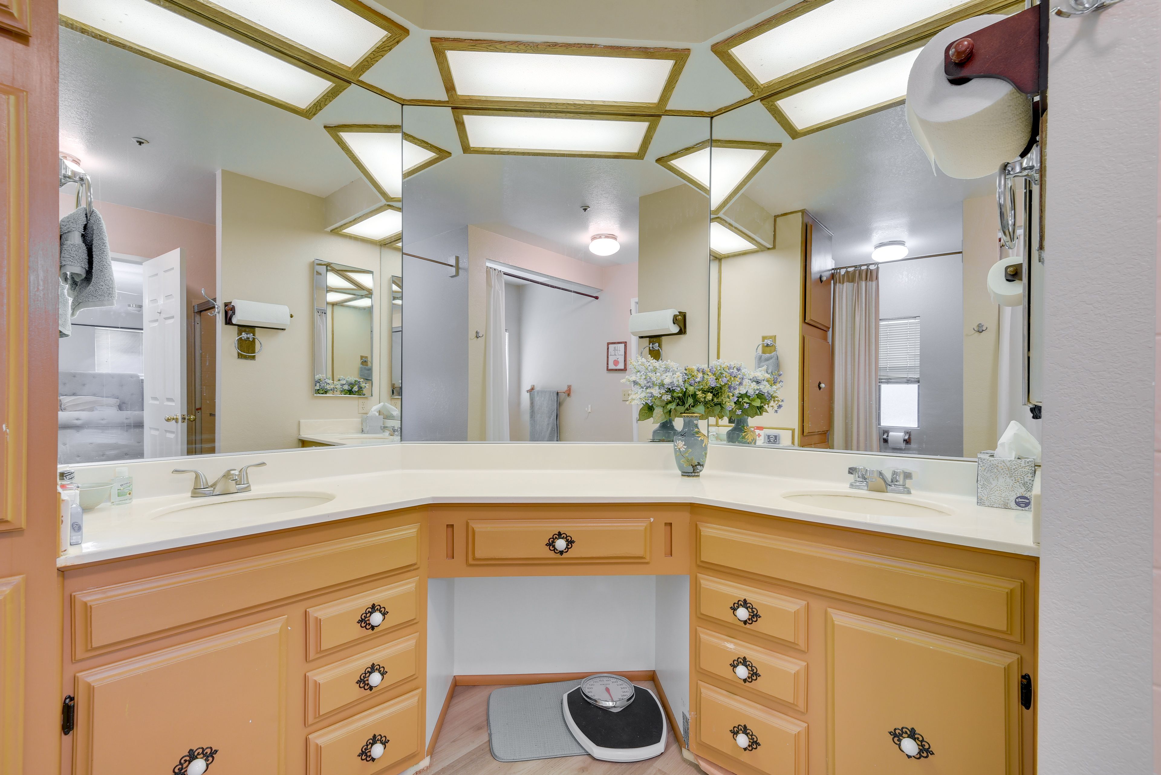 Full Bathroom | Complimentary Toiletries