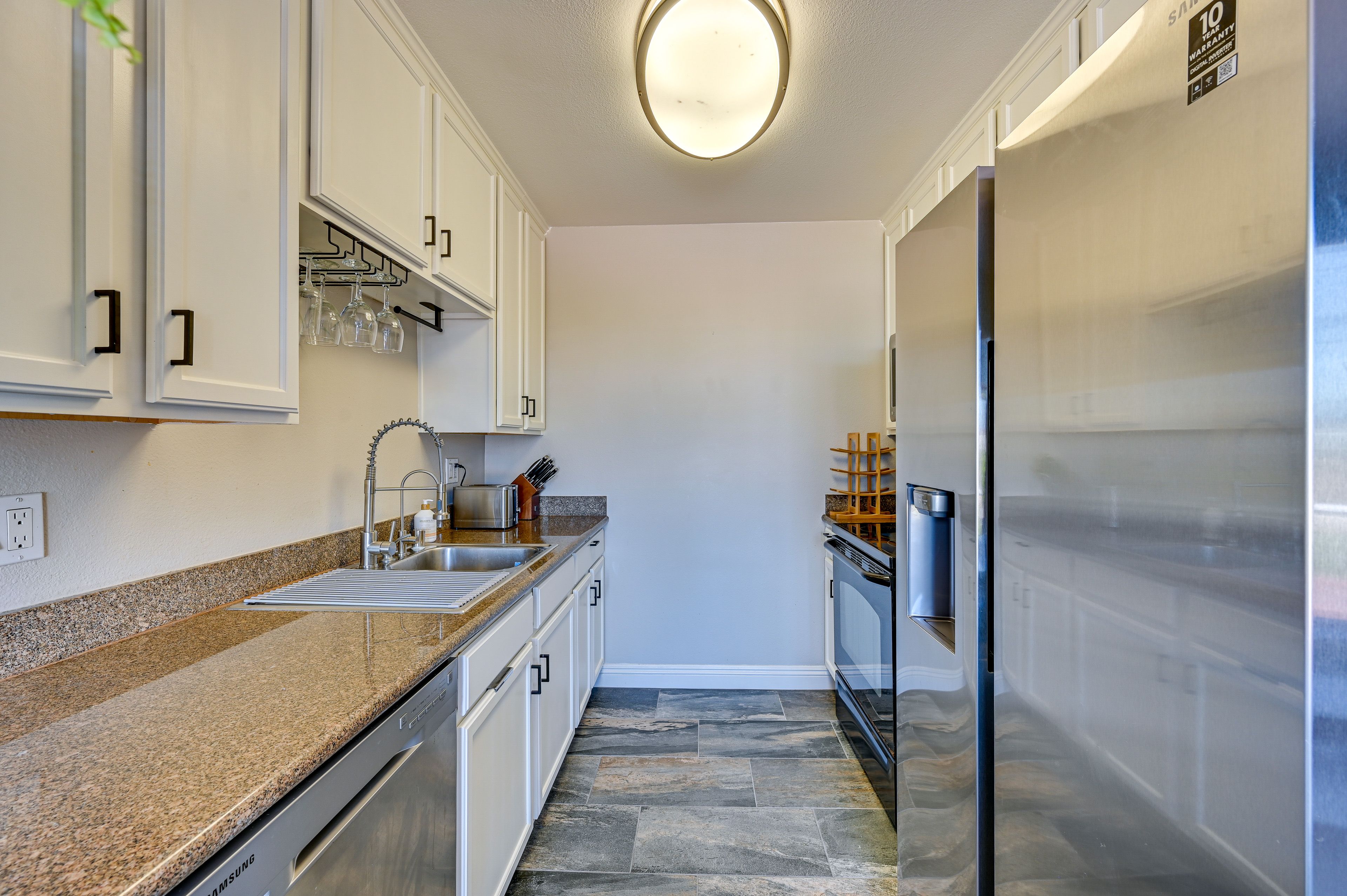 Fully Equipped Kitchen | Cooking Basics | Coffee Maker | Toaster | Ice Maker