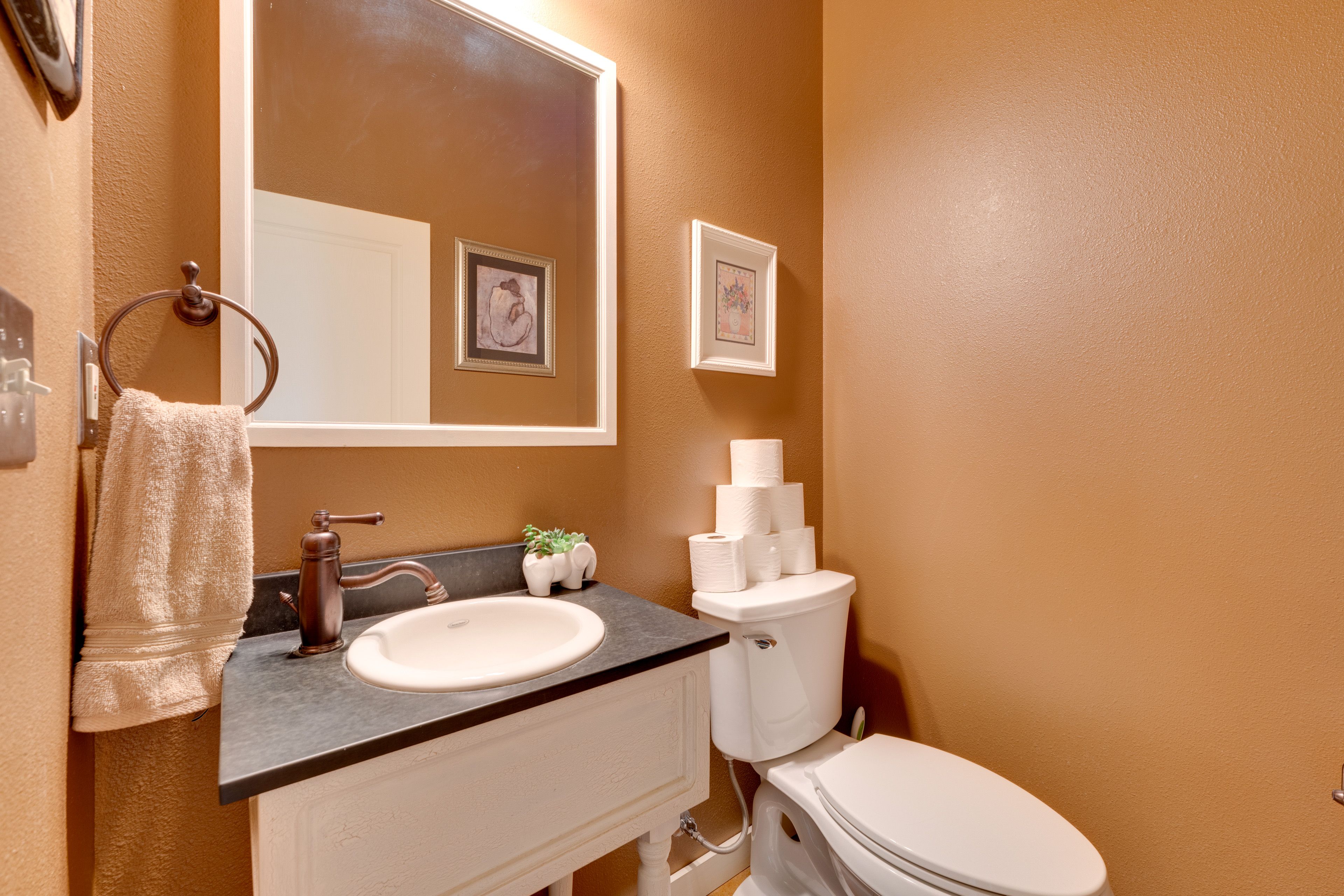 Half Bathroom | Towels Provided