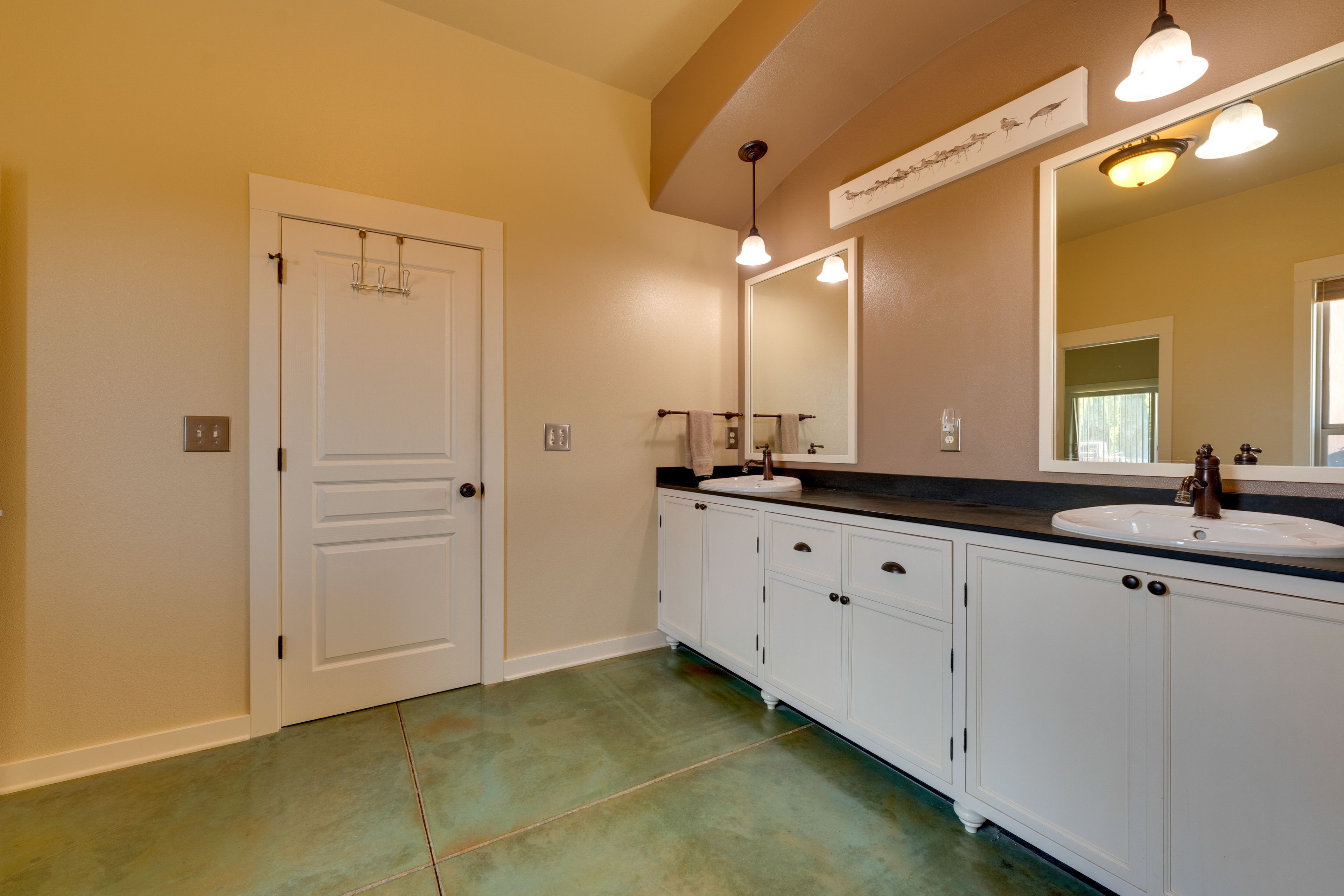 Full Bathroom | Separate Tub & Shower