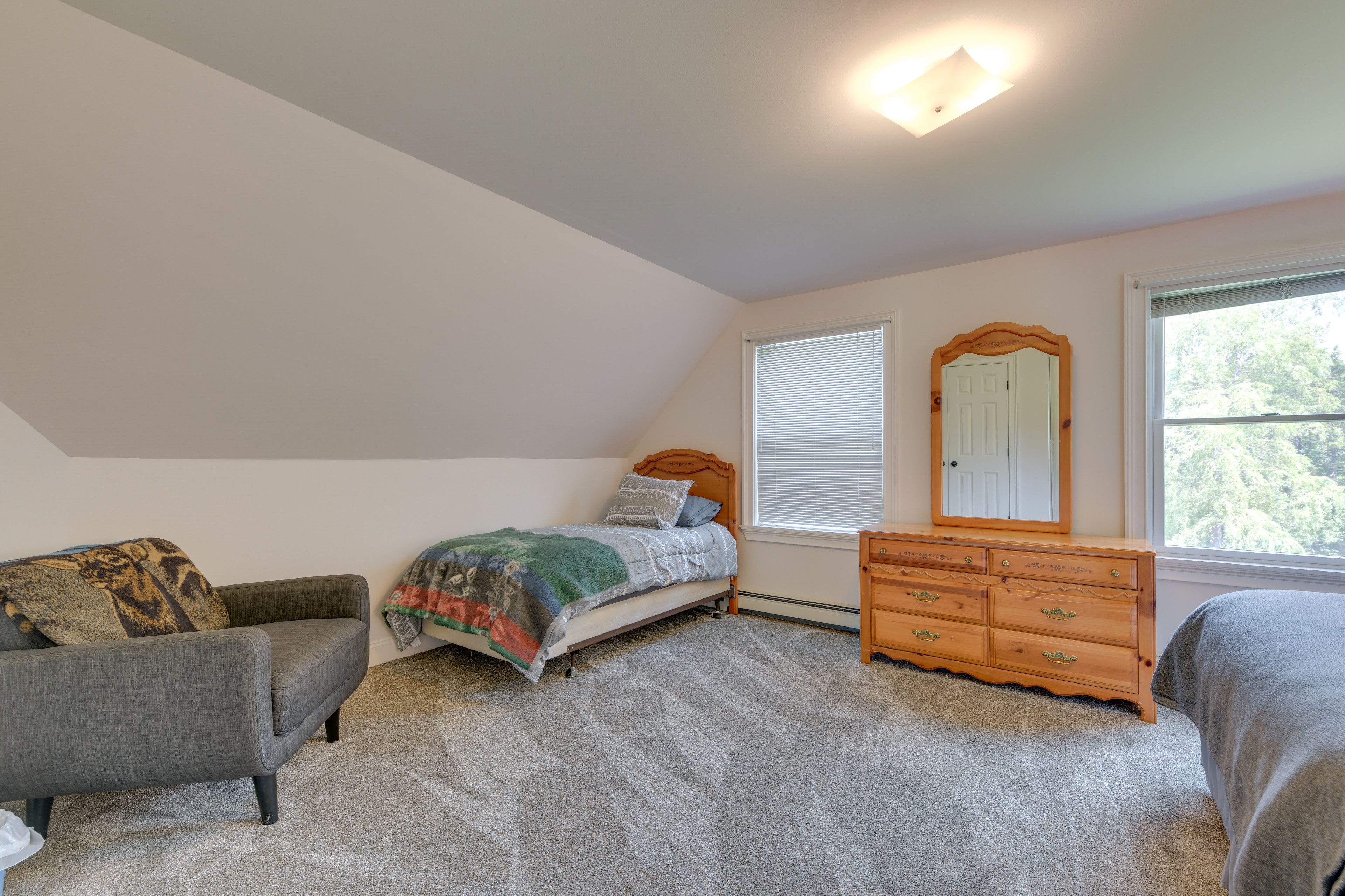 Bedroom 5 | Twin Bed | Queen Bed