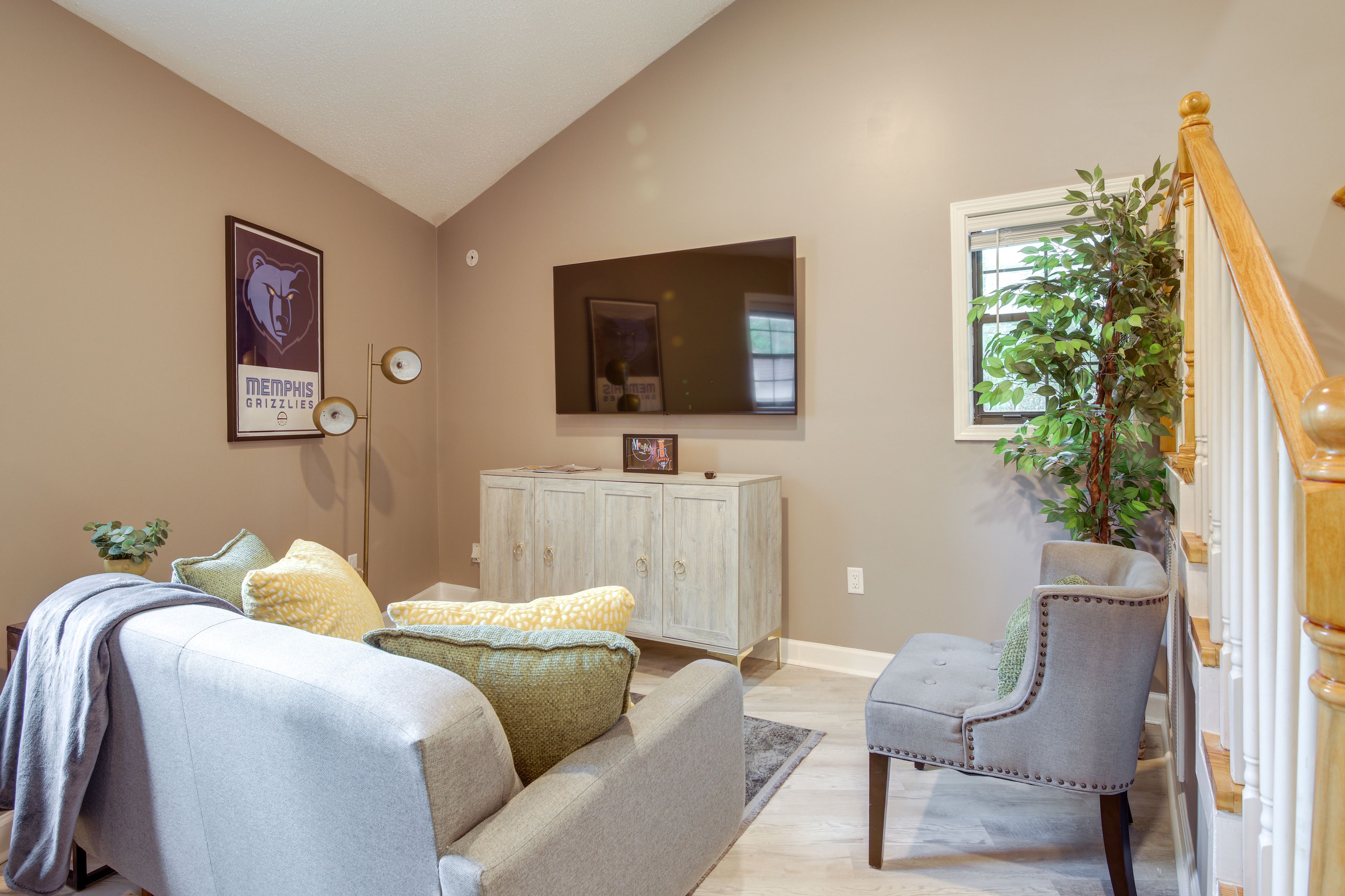 Memphis Vacation Rental | 2BR | 2BA | Stairs Required | 1,200 Sq Ft