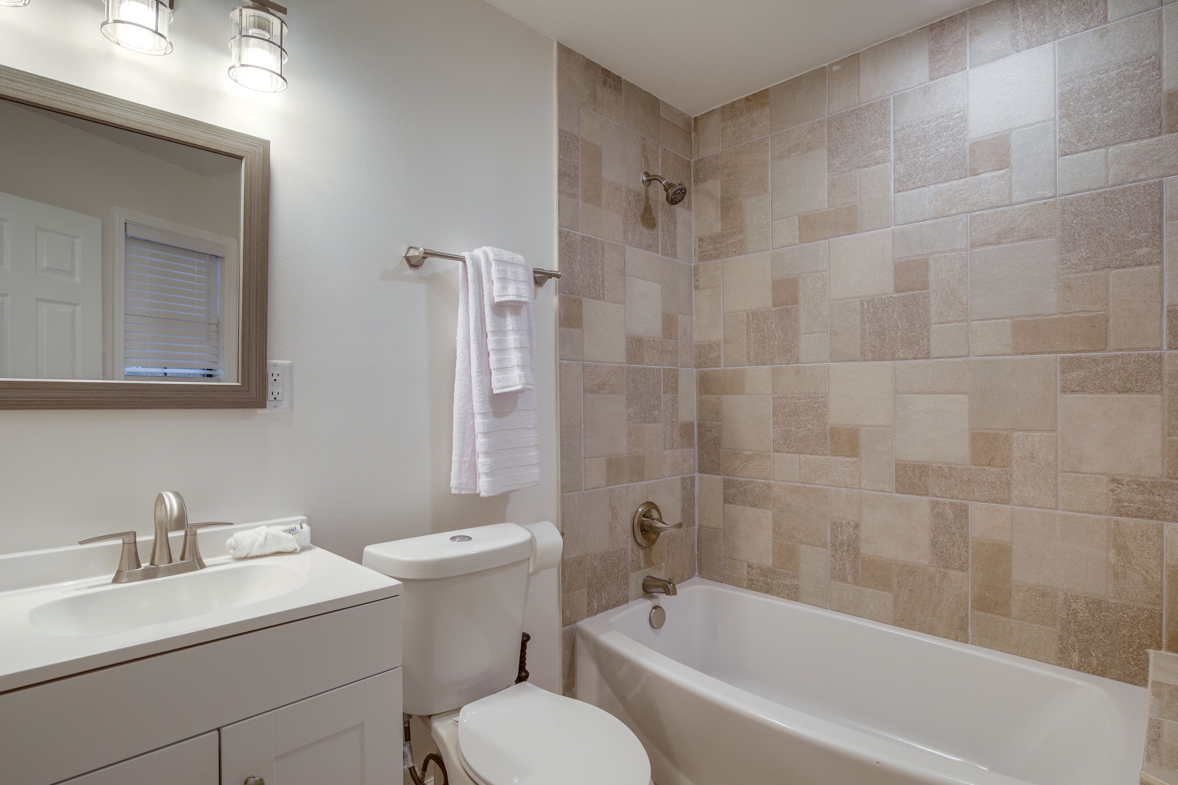 Full Bathroom | Complimentary Toiletries
