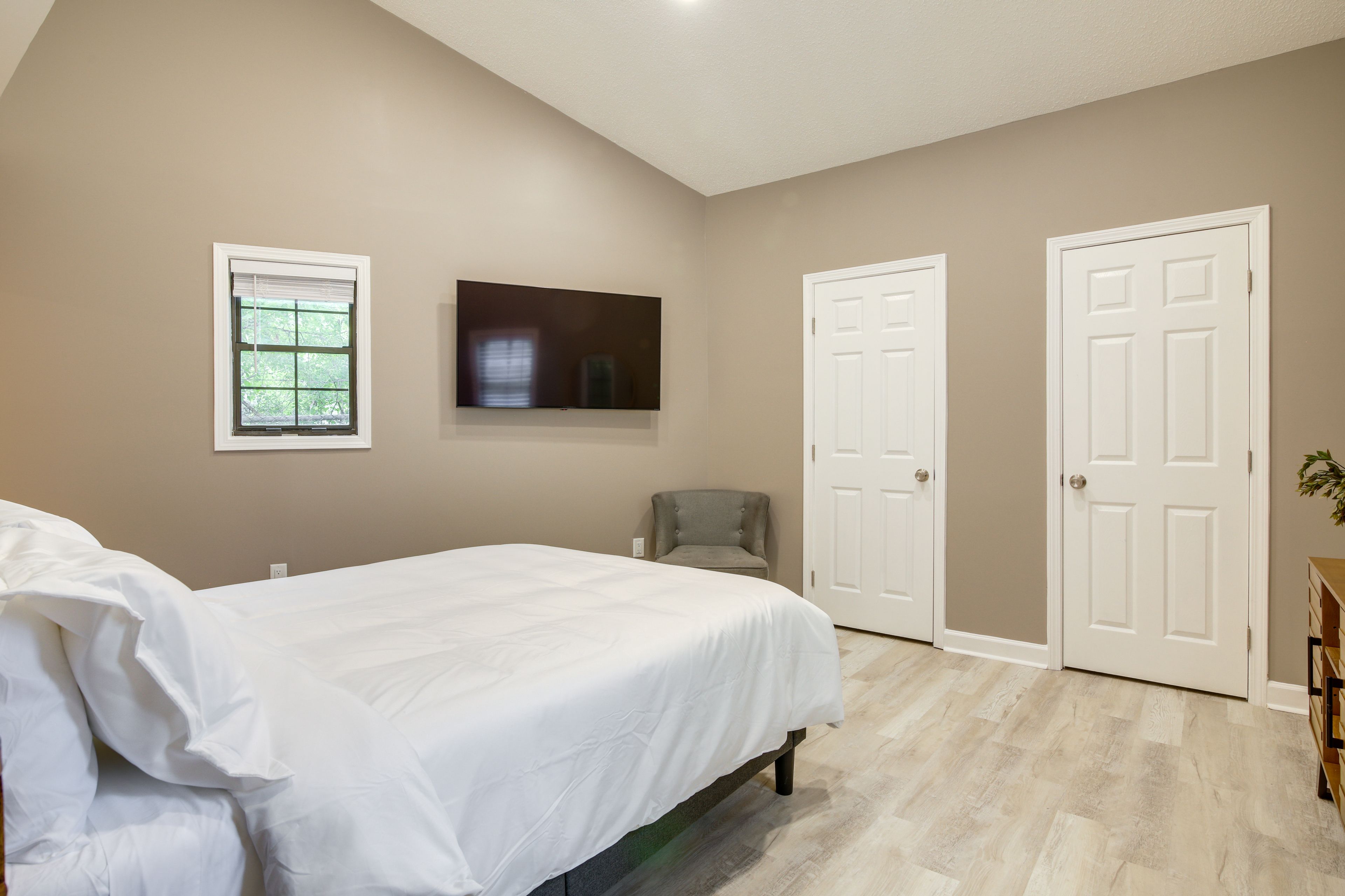 Bedroom 1 | Queen Bed