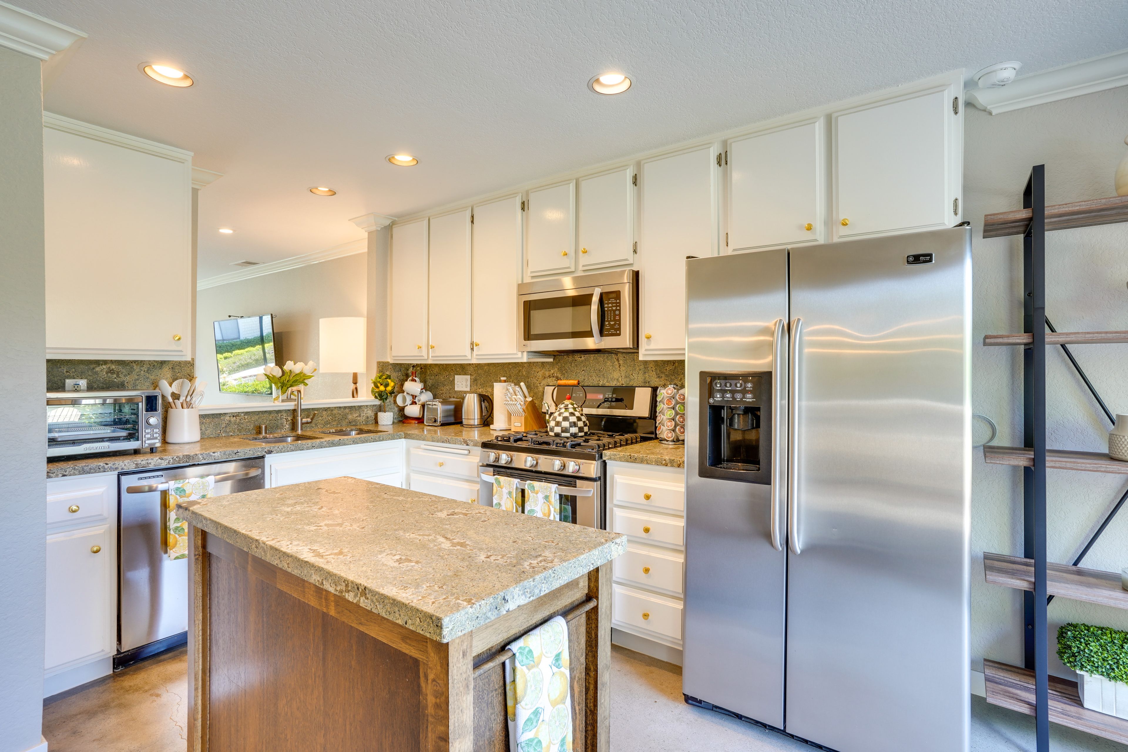 Kitchen | Cooking Basics | Coffee Maker | Paper Towels/Trash Bags Provided