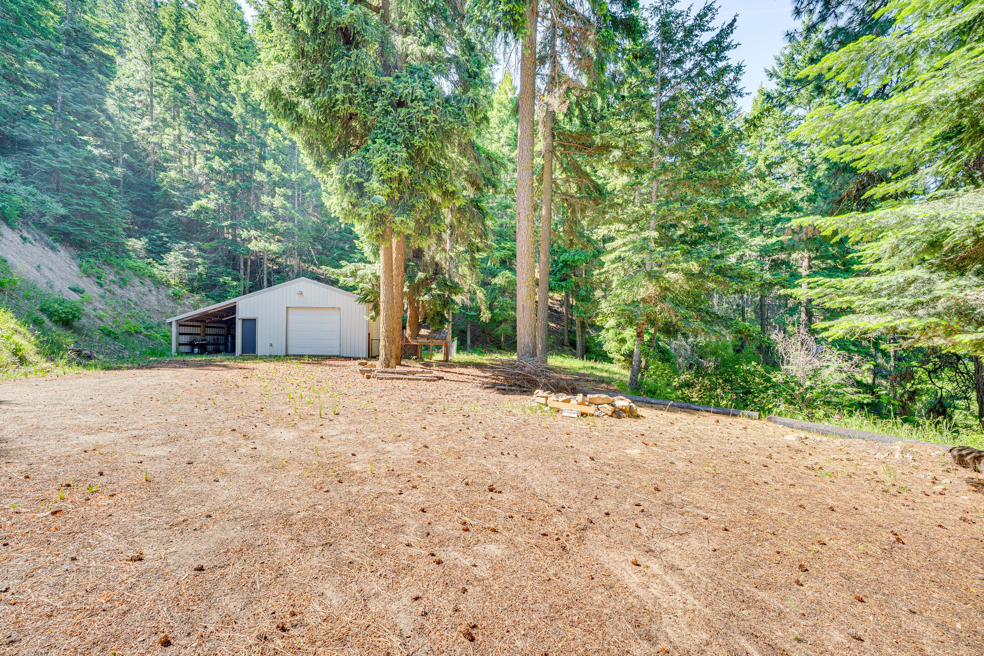 Parking | Driveway (10 Vehicles) | Trailers Welcome